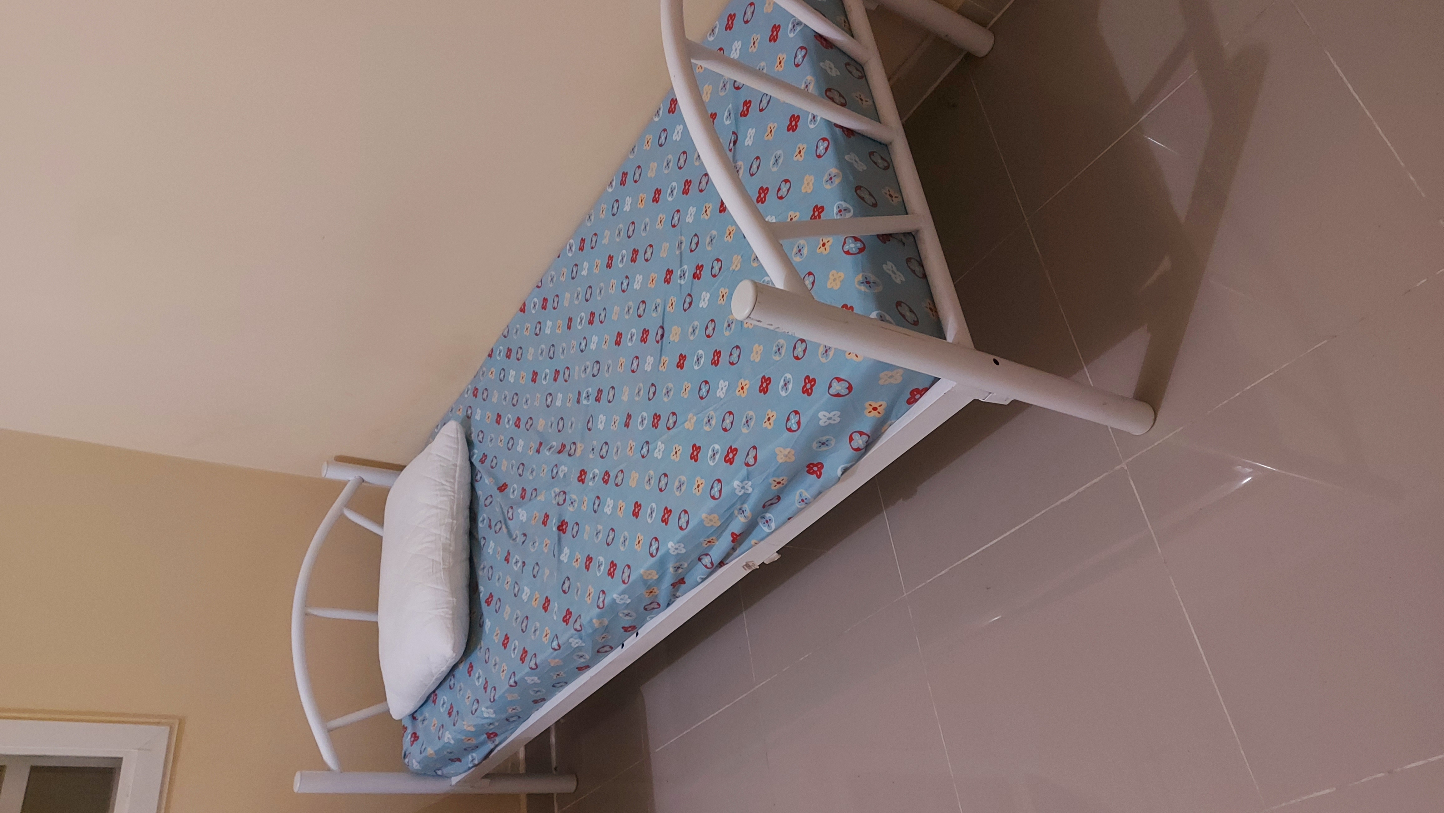 single beds - Image 1