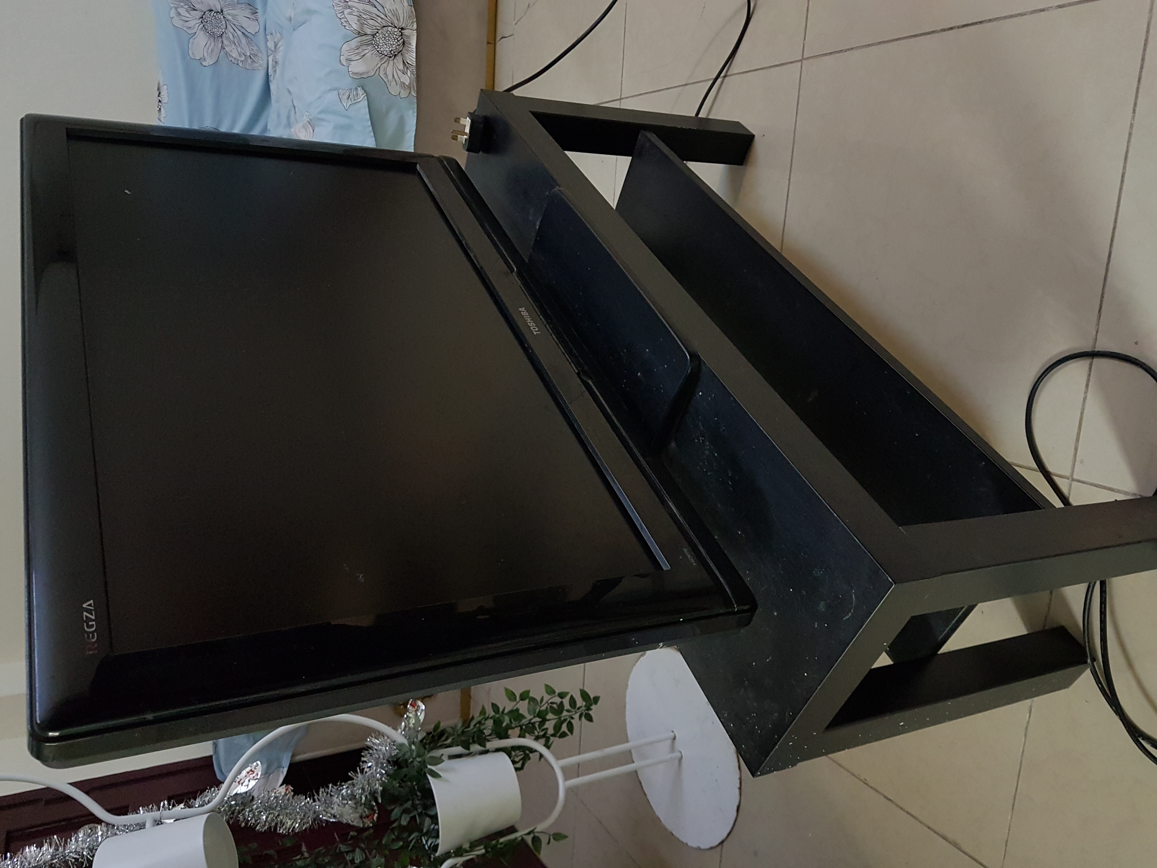 Flatscreen Toshiba 31" TV with FREE TV Stand and FREE HDMI cable - Image 2