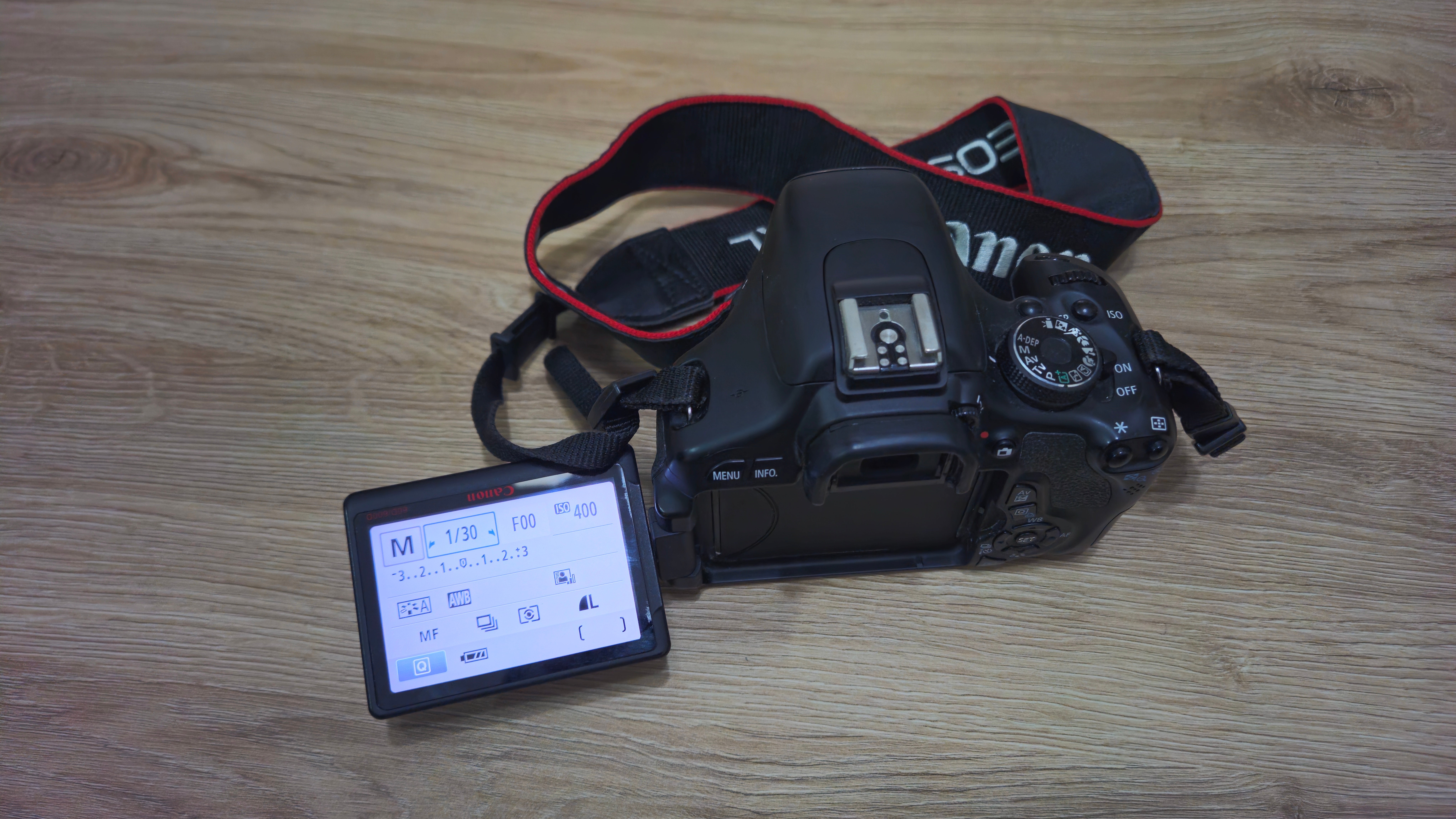 Canon EOS 600D DSLR camera - Image 1