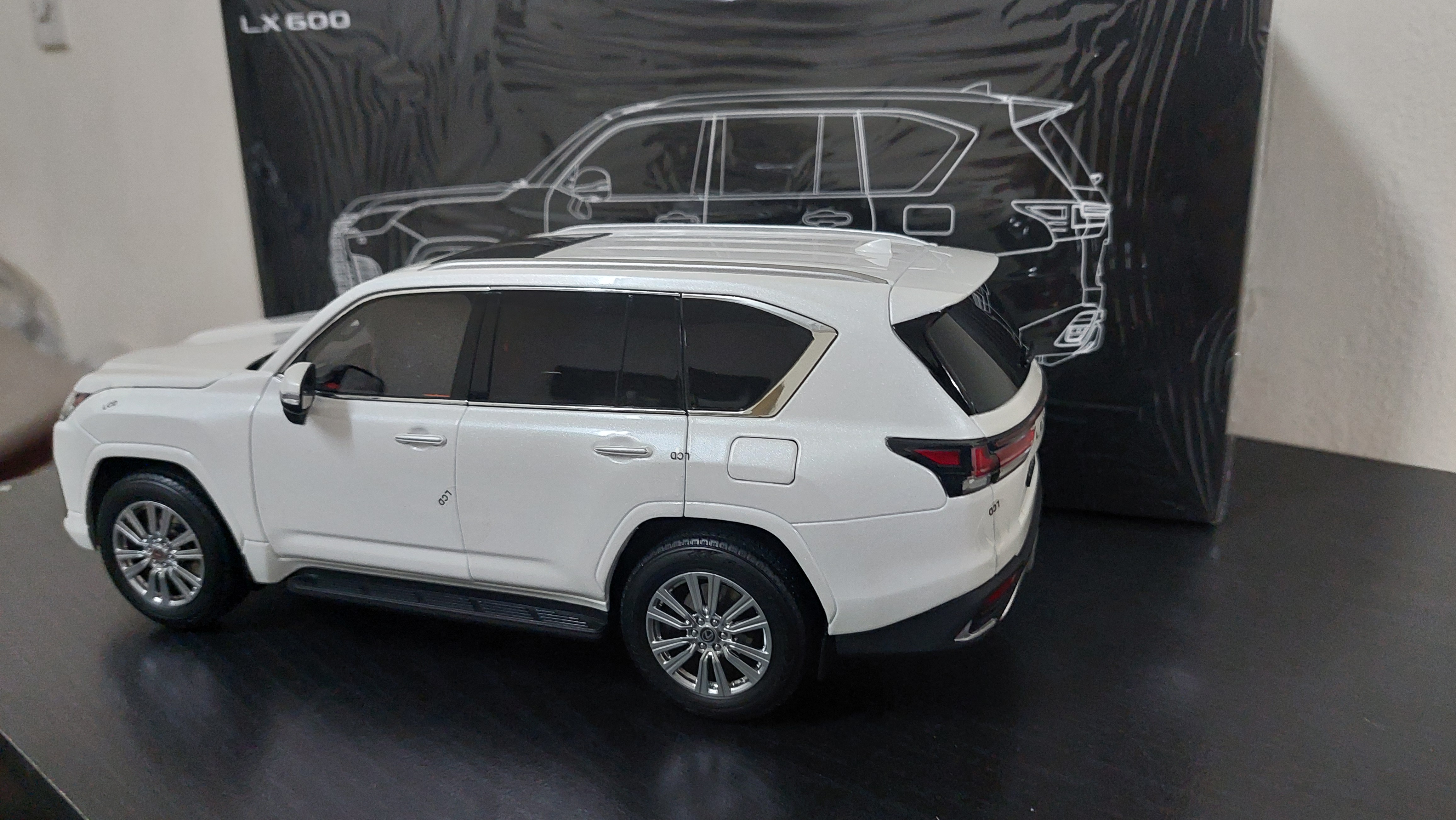 1:18 lexus lx600 model car  - Image 5