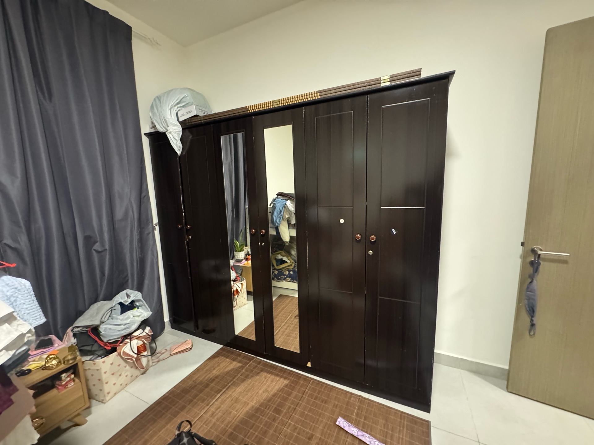 6 door wardrobe - Image 1