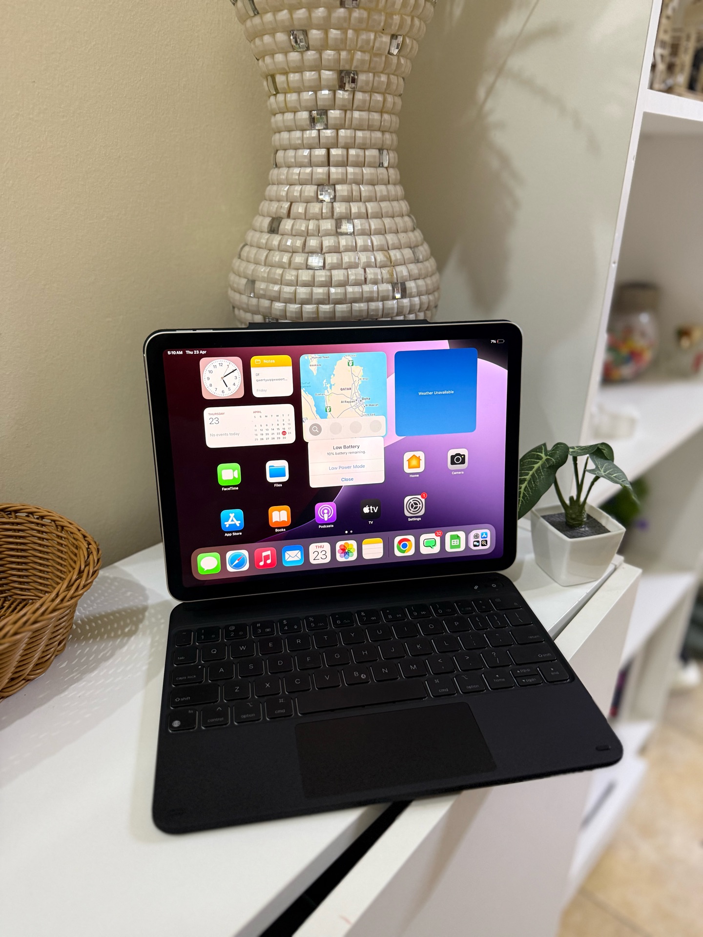 Apple Ipad Air 4th Gen 64 GB And ASR Magic Keyboard  - Image 2