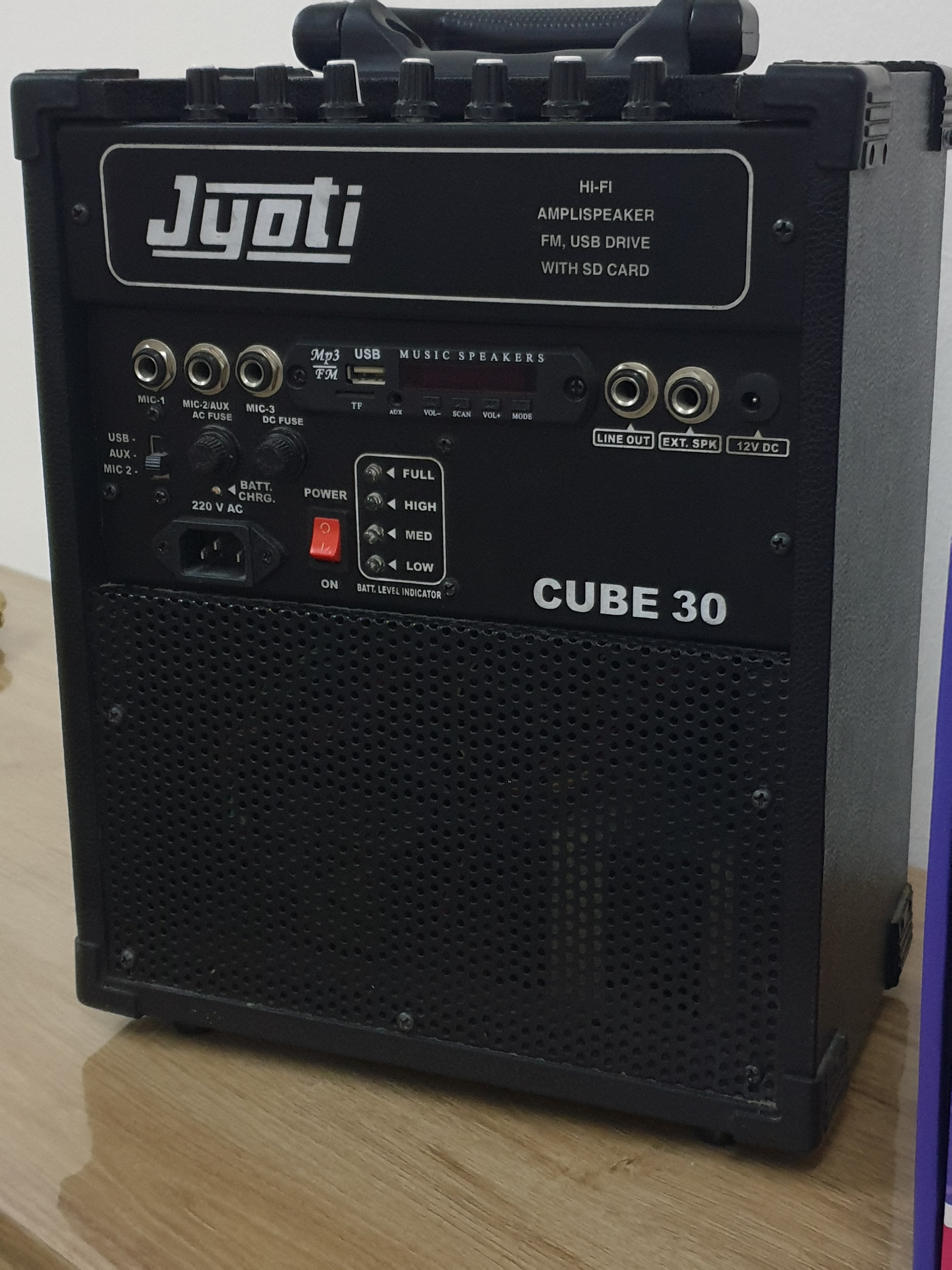 Professional SPEAKER WITH VHF wireless microphone.  QR 500 only.  - Image 8