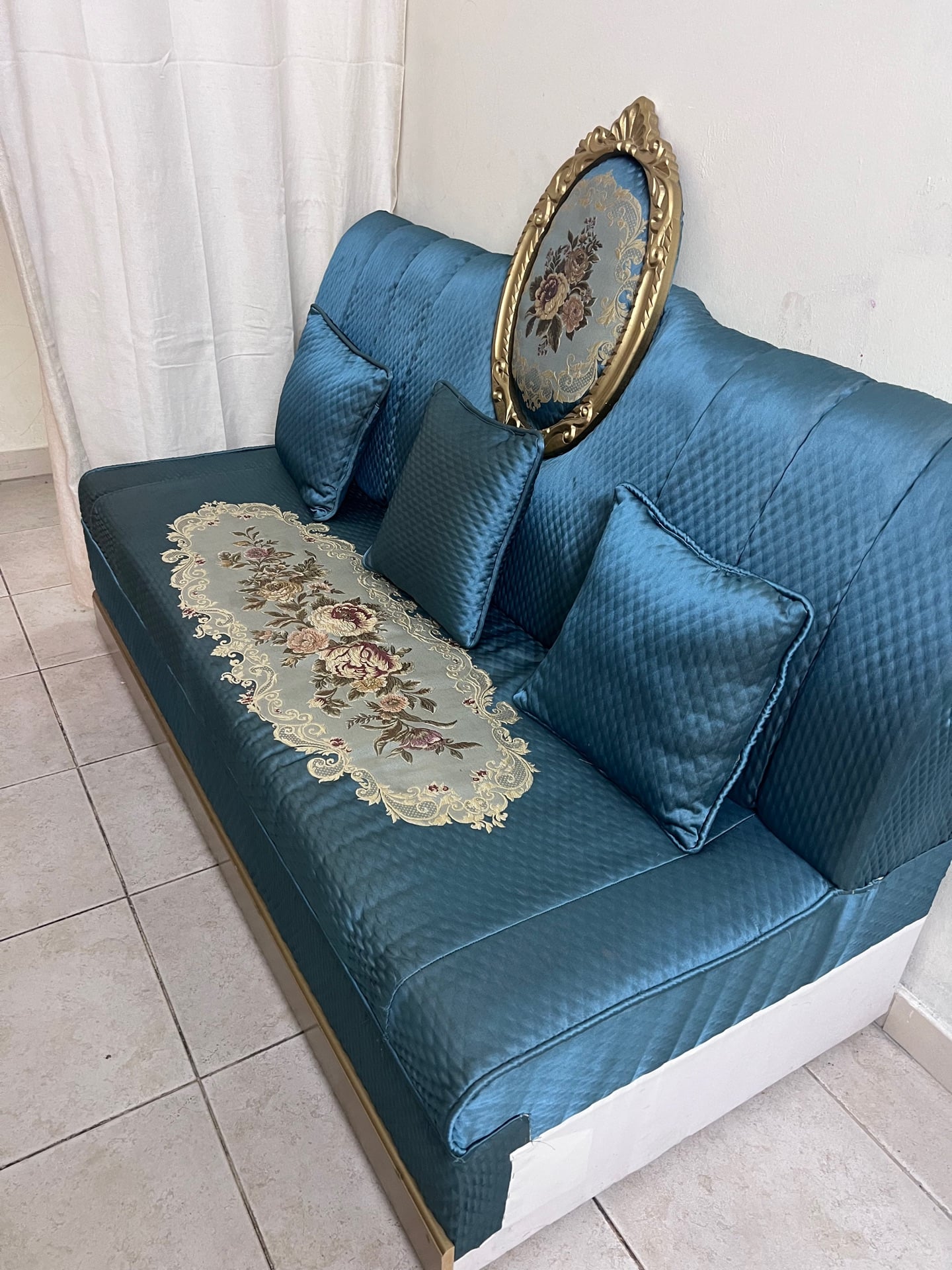 Sofa with cushions - Image 3