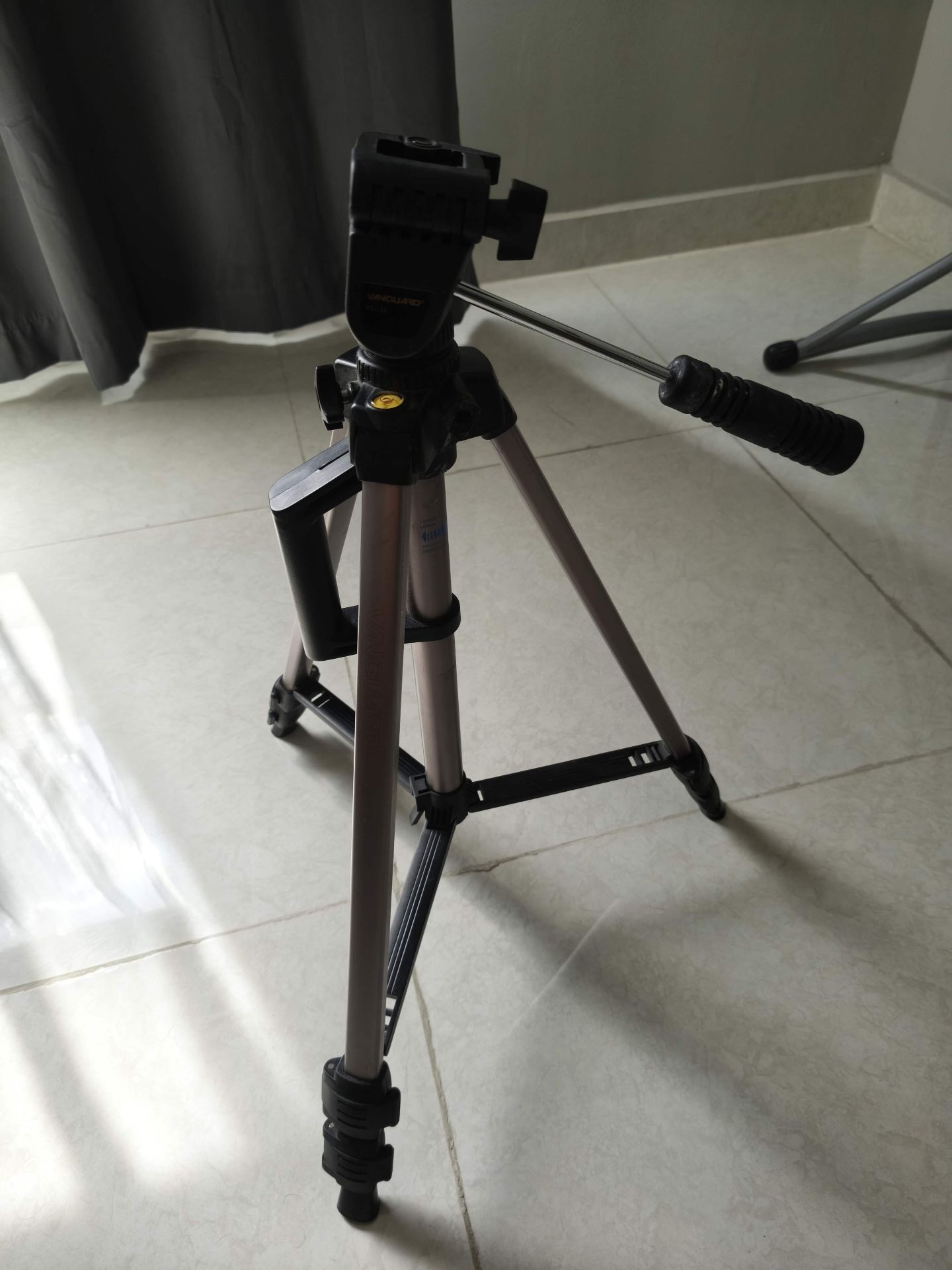 Vanguard VT-126 Tripod – Sturdy, Vintage, Works Great - Image 5