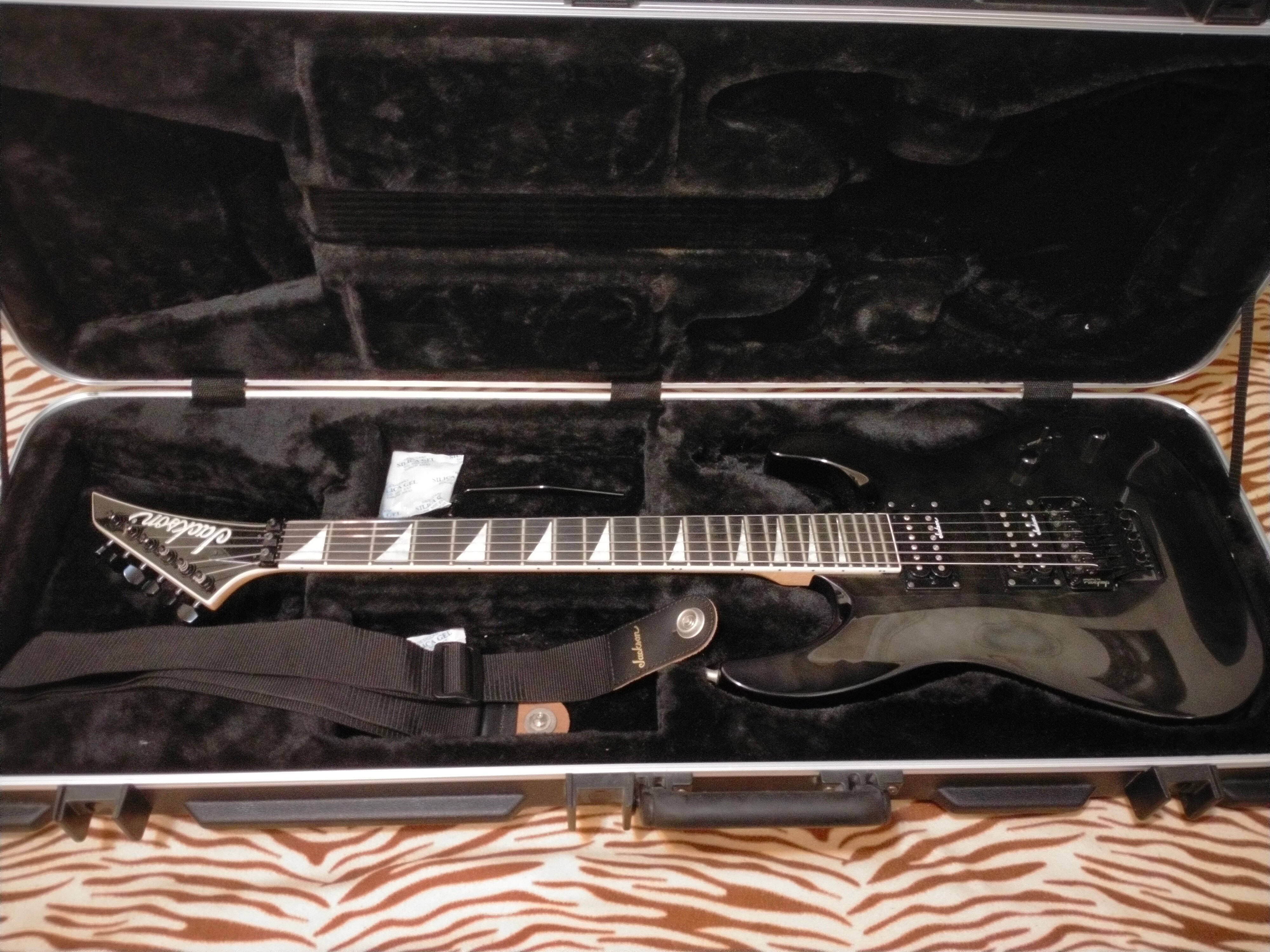 Jackson Electric Guitar with hard case - Image 3