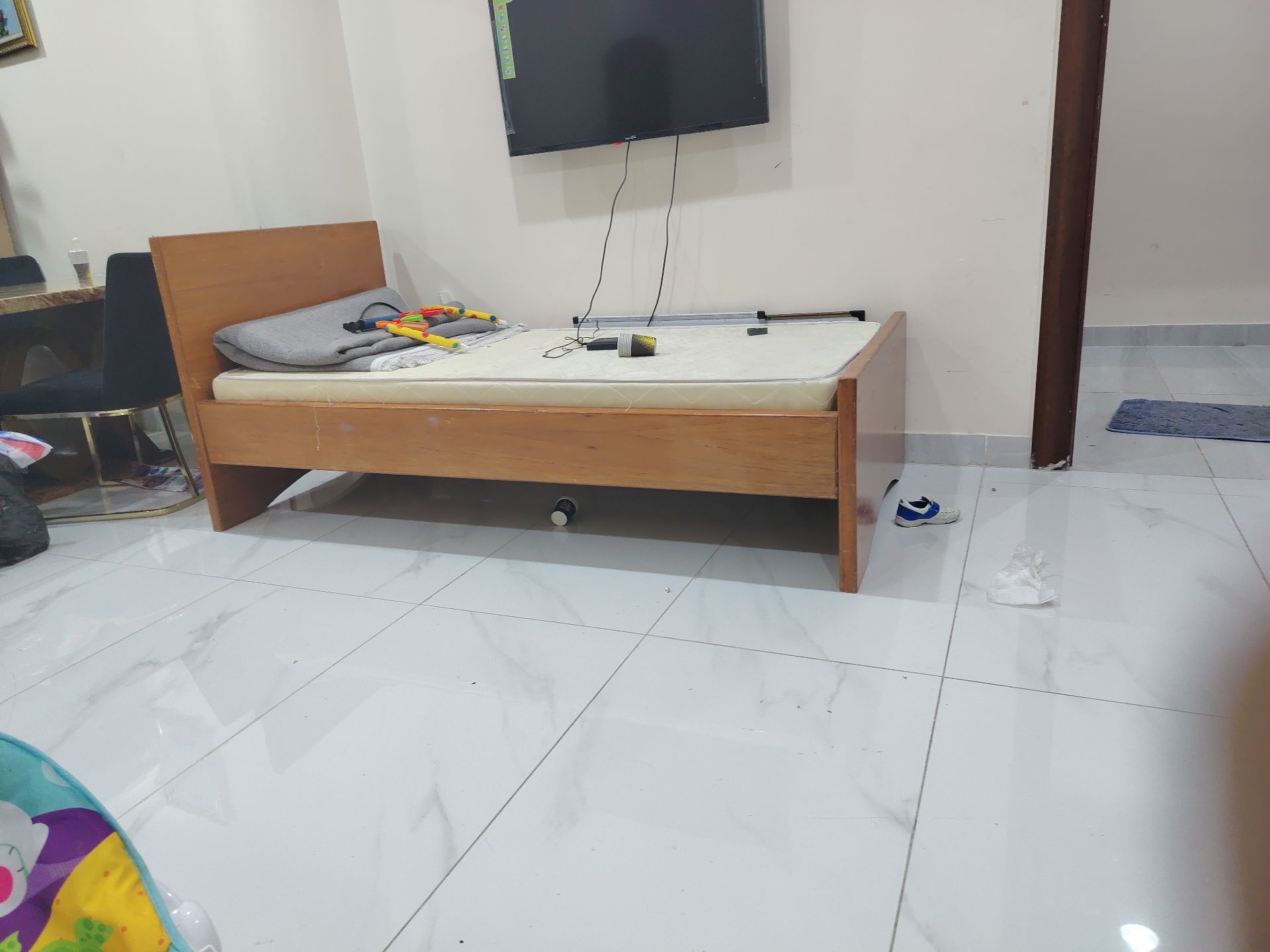 Bed and mattress - Image 4