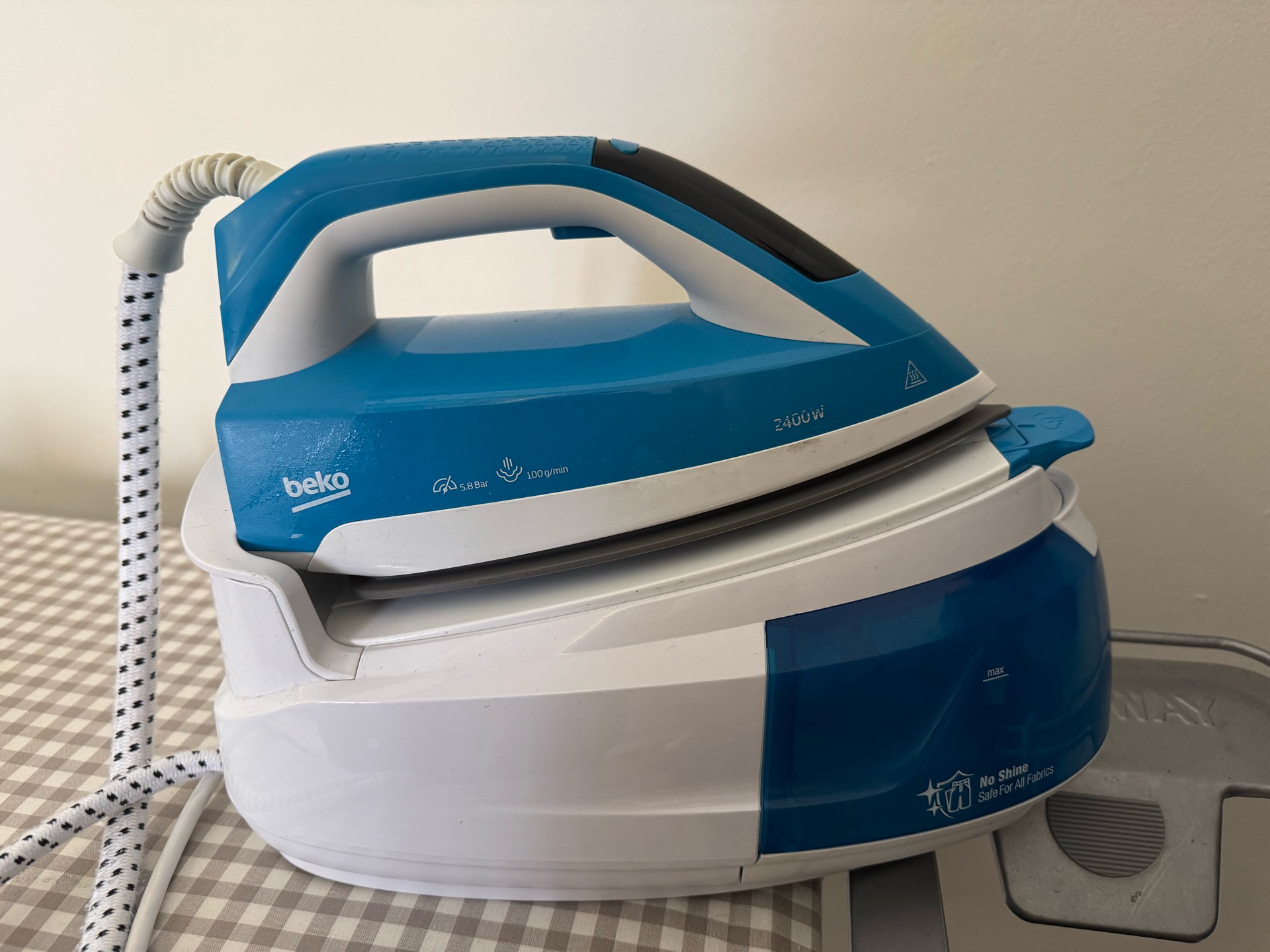Steam Iron 2400W - Image 1