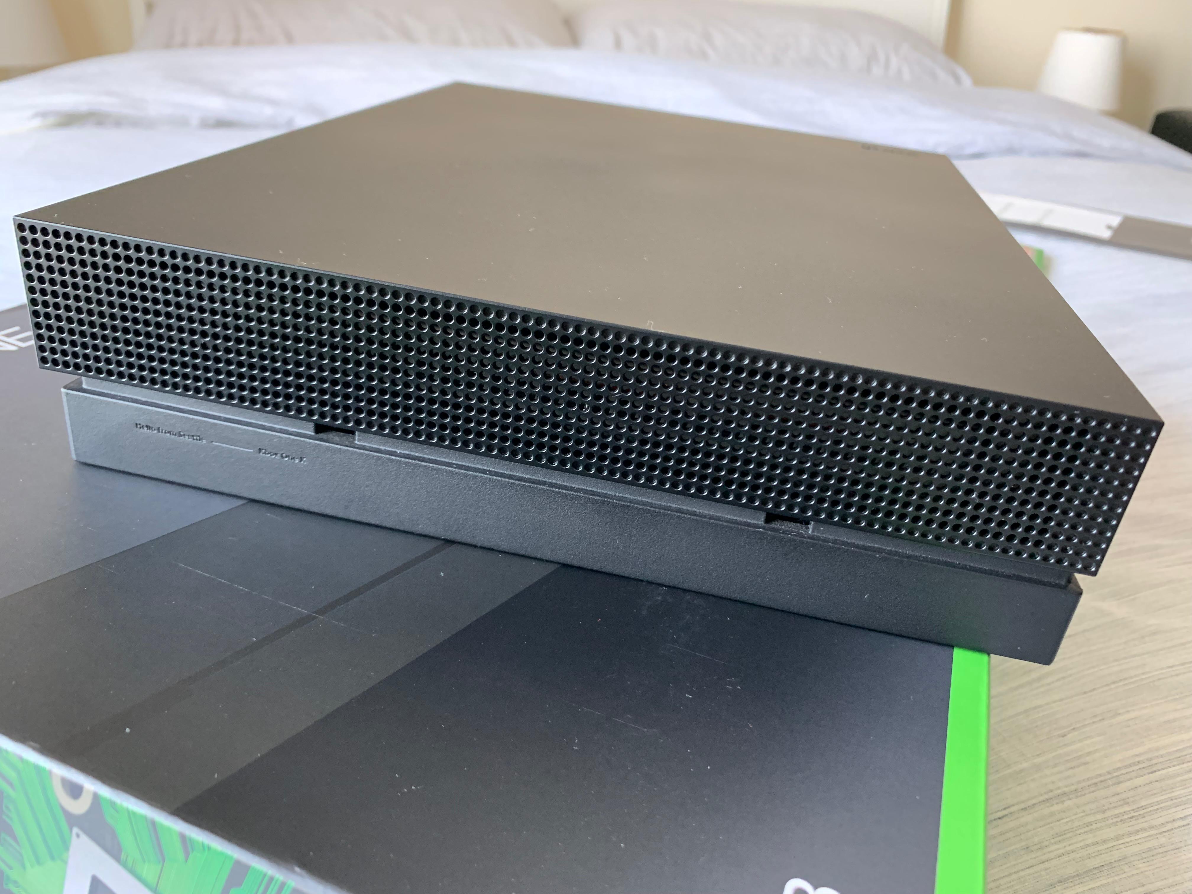 Xbox One X 1TB - بحالة ممتازة - مع ألعاب وعلبة - Image 5