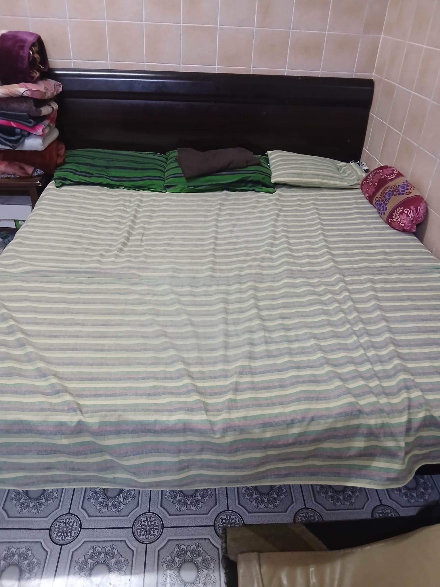 King Size bed,shoe.foot Weare,Lugguage bags,Washing Machine - Image 3