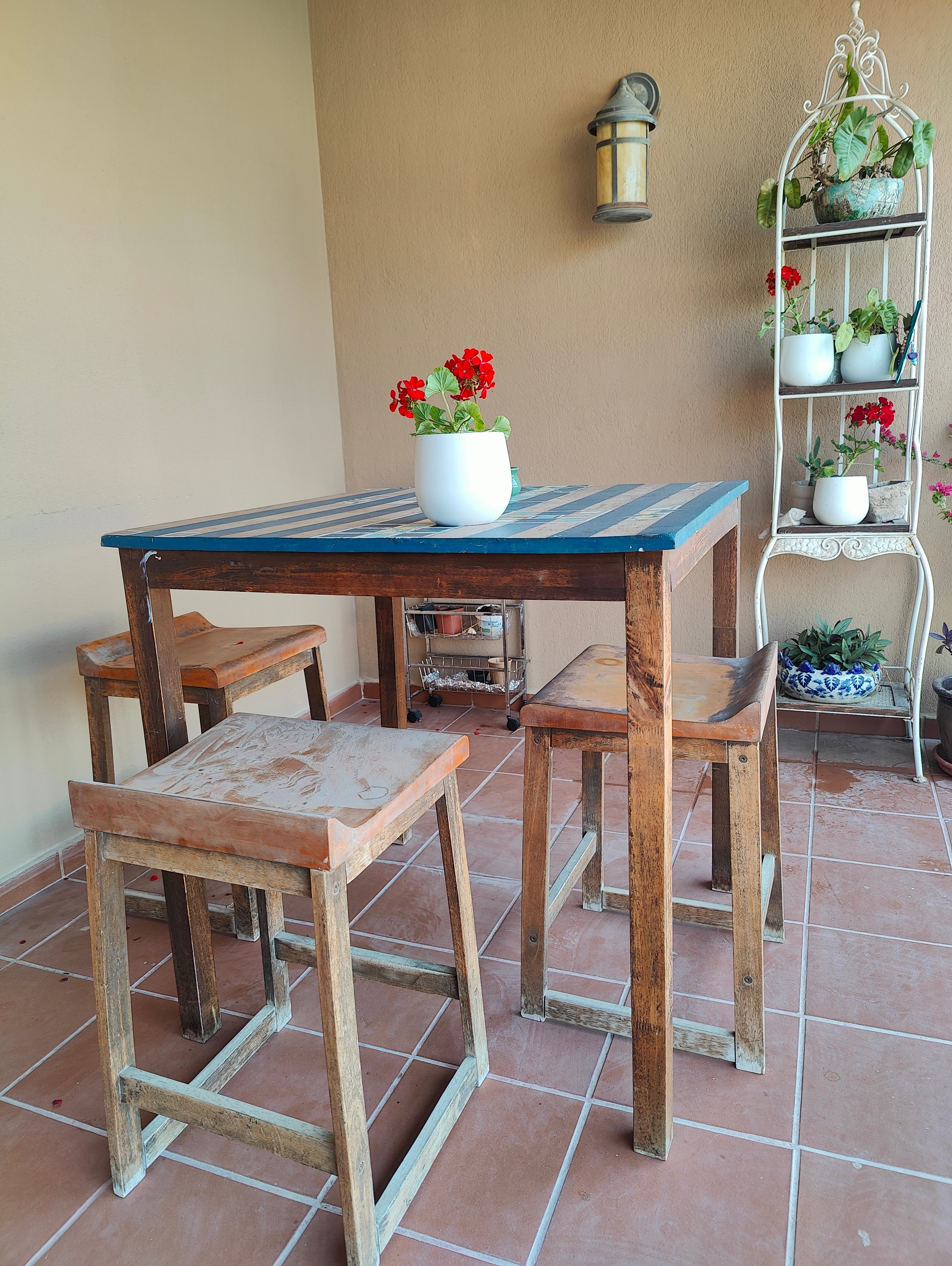 Hight table+3 high chairs - Image 1