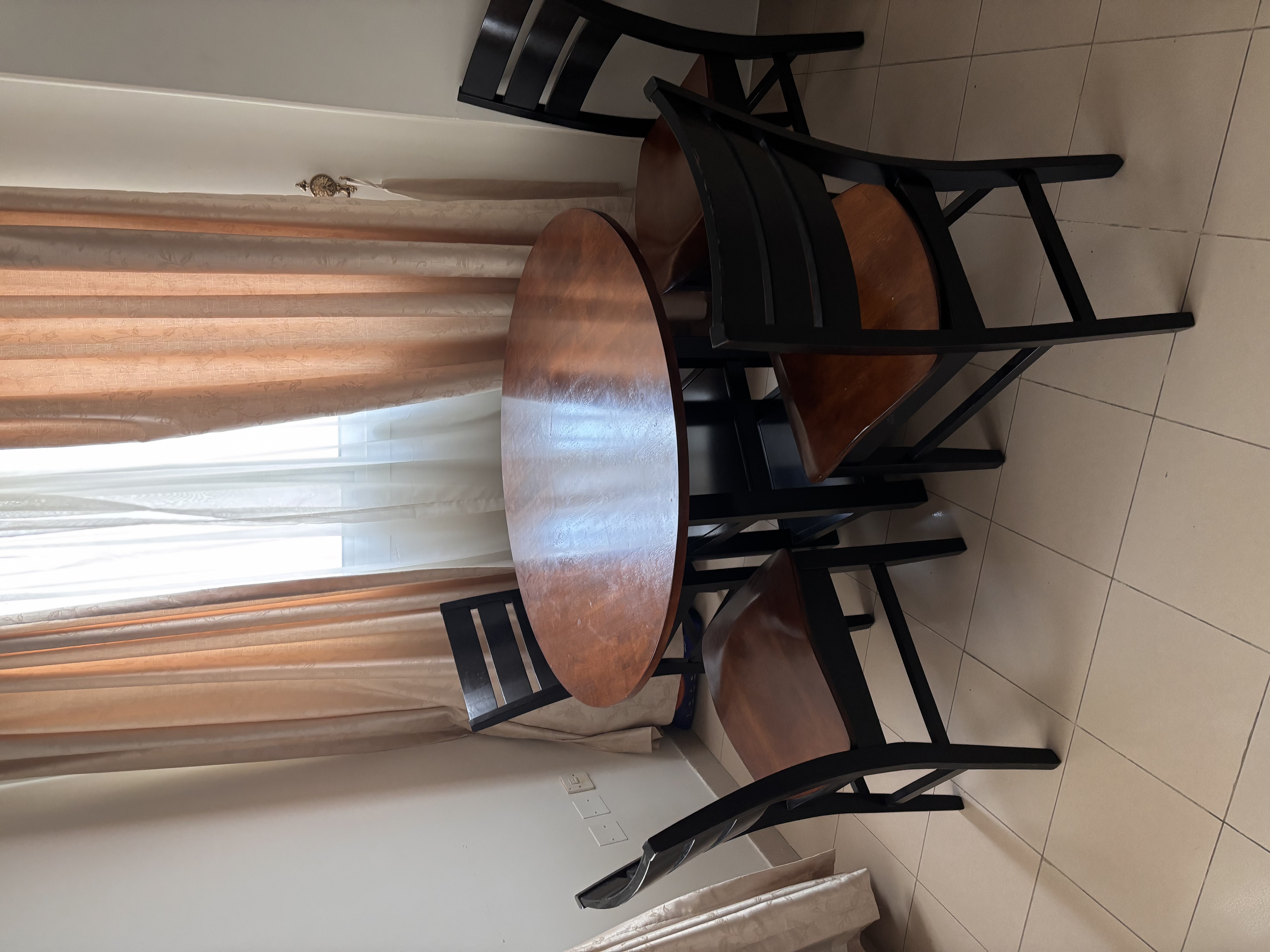 Solid wooden round dining table - Image 1