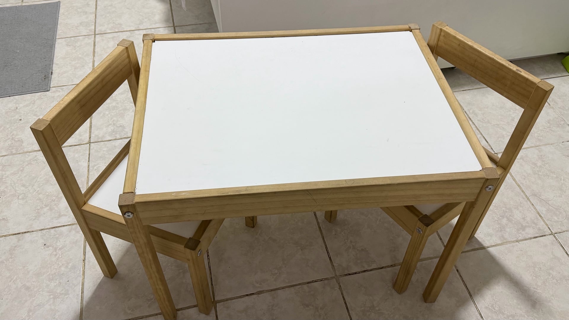  Children table with 2 chairs - Image 2