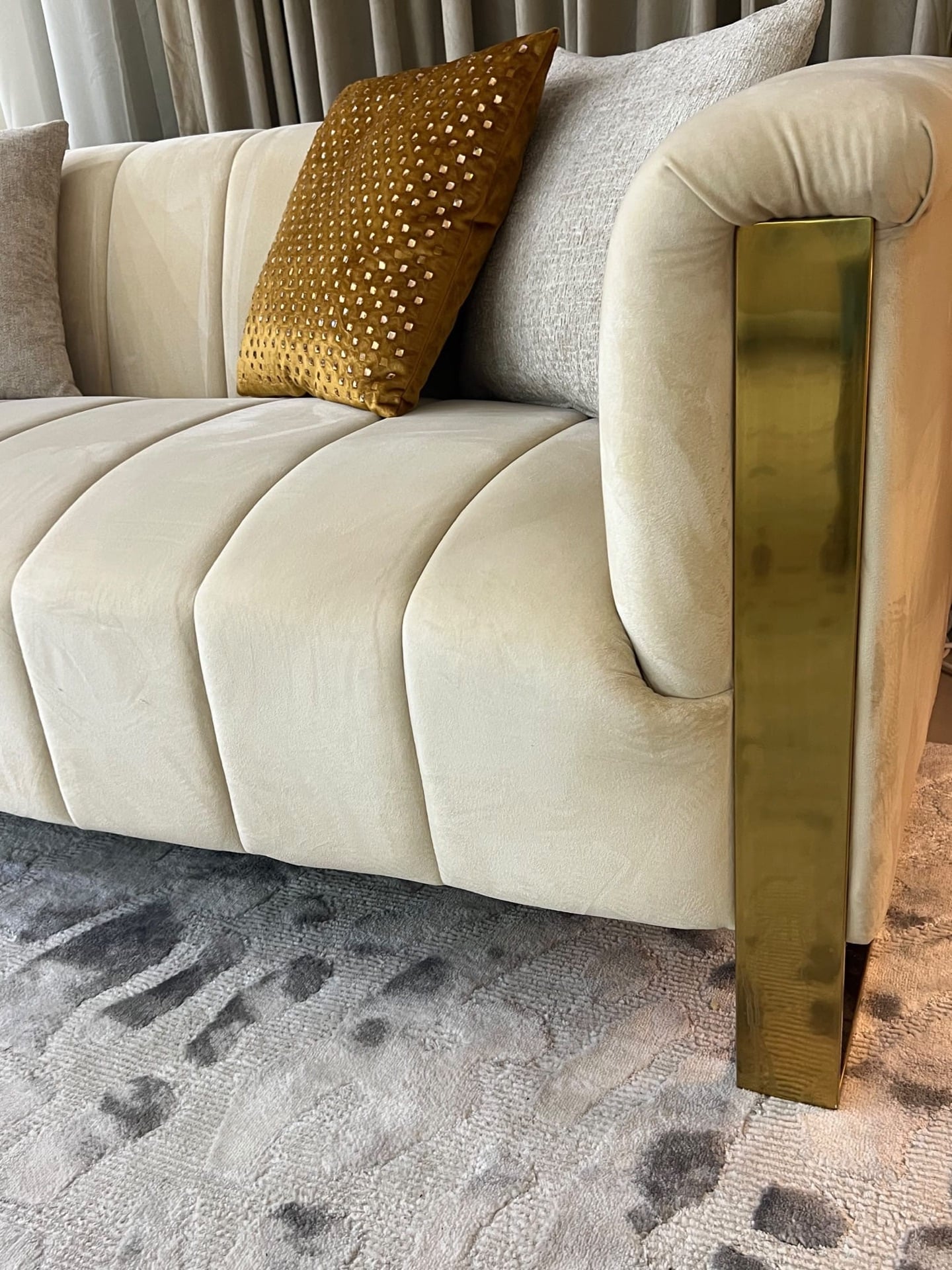For sale midas brand complete sofa set with table  - Image 6
