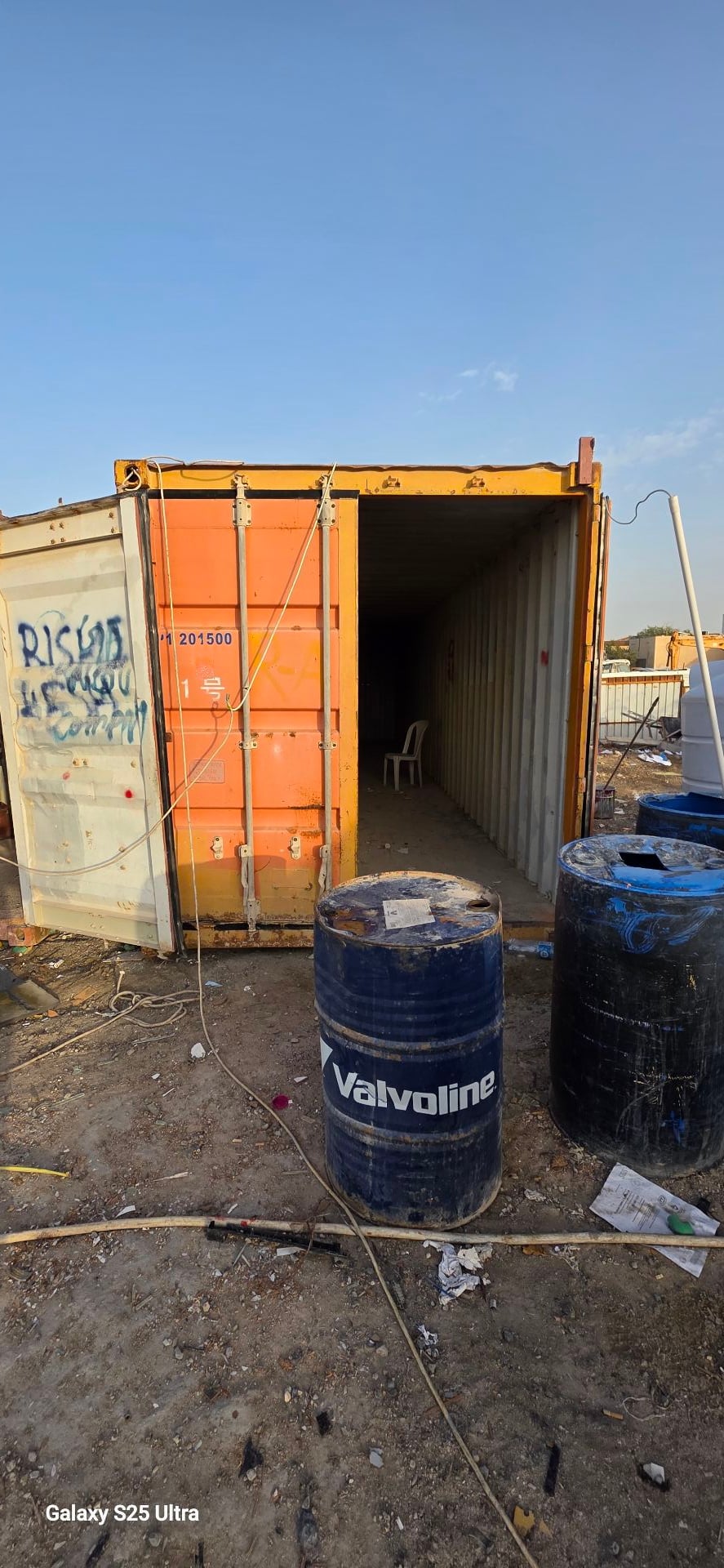 20 Feet and 40feet containers available good condition - Image 1