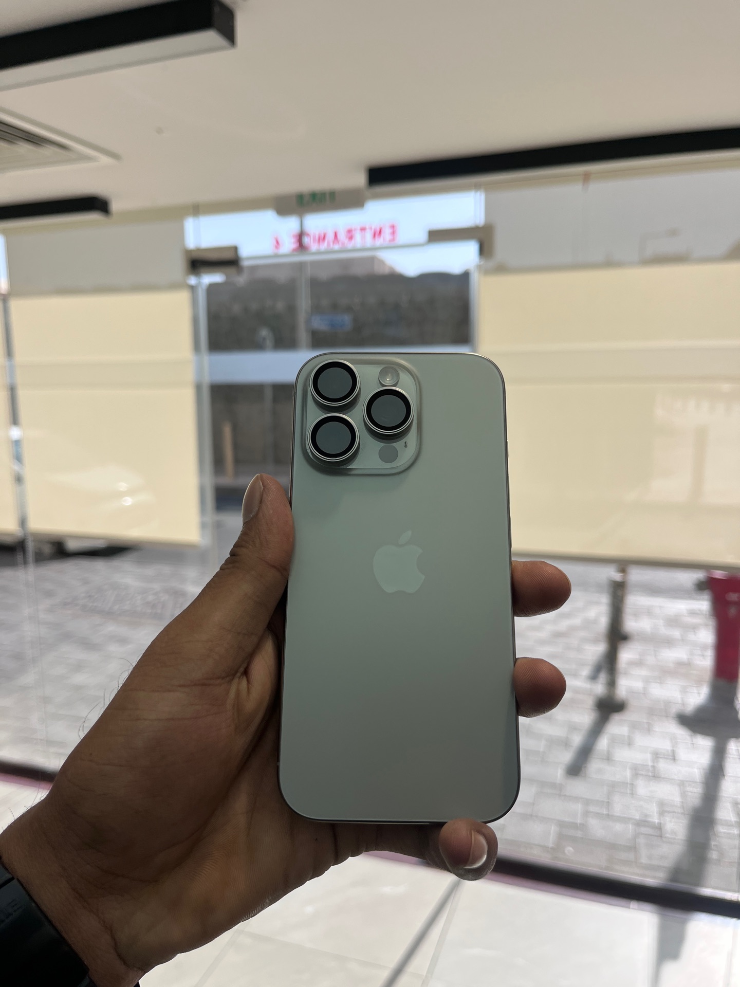 16 برو ناتشورال 128GB - Image 4