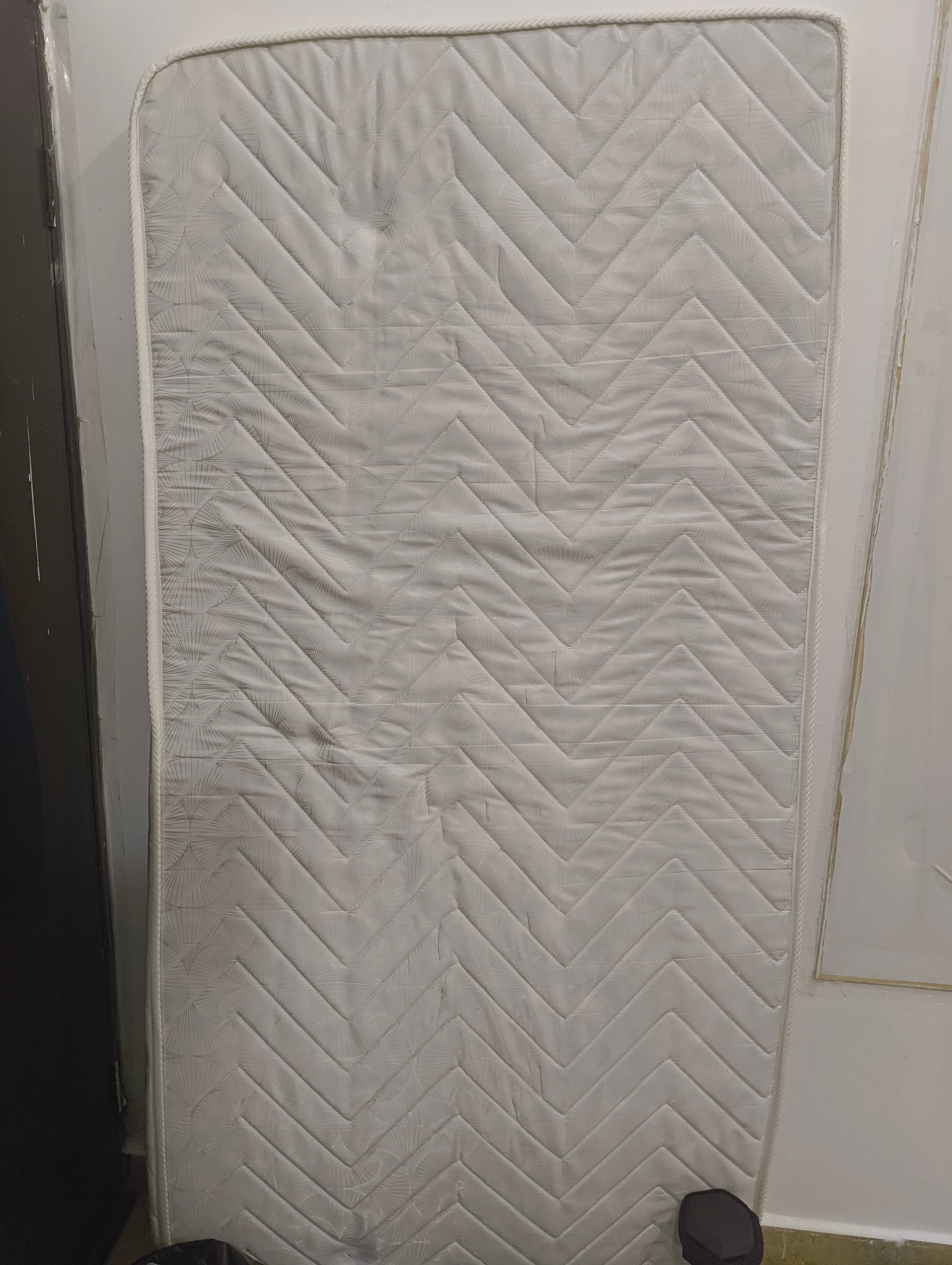 Metal Bed and Mattress for singles (Fixed price) - Image 2