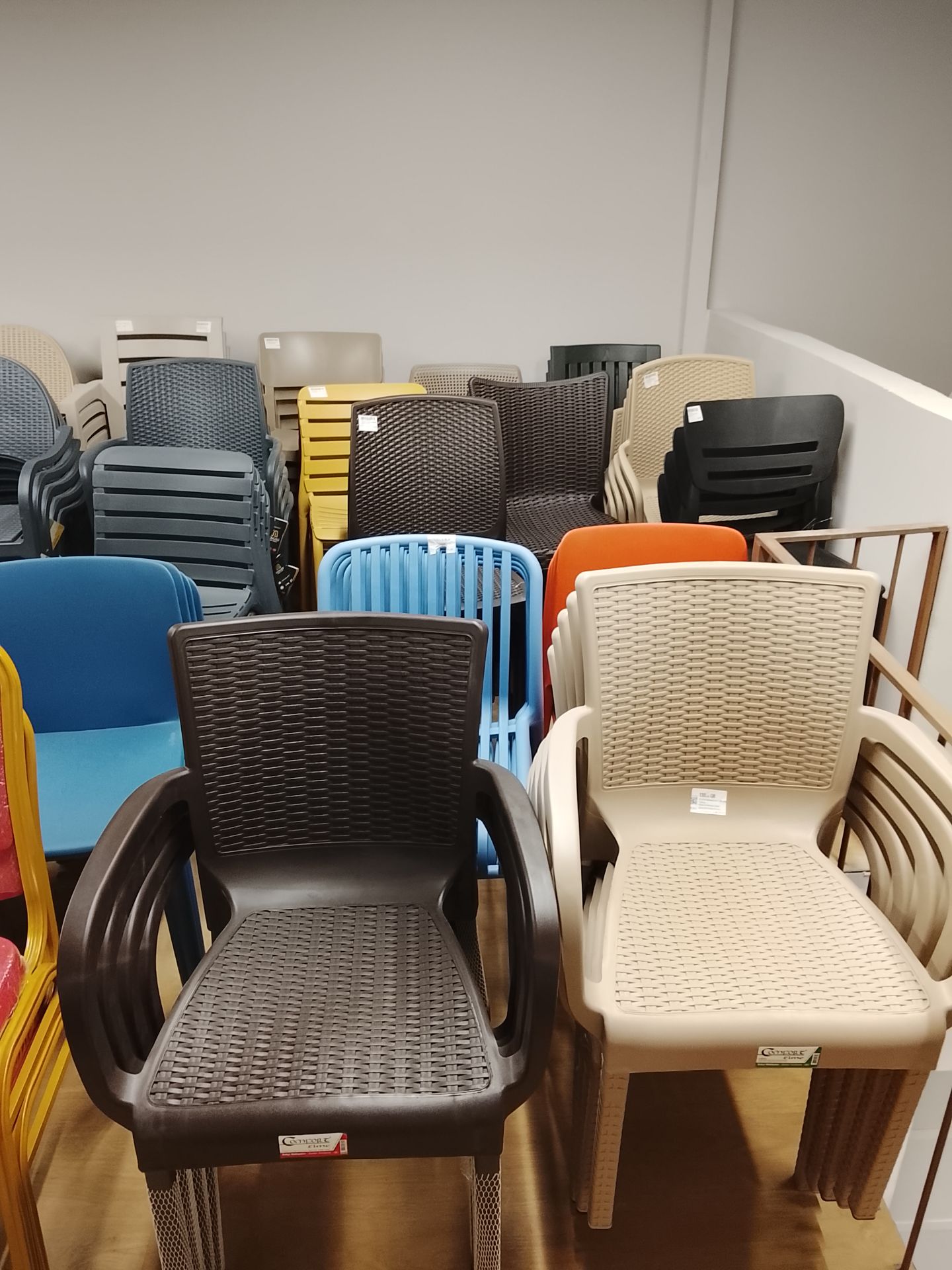 Table and chairs brand new  - Image 9