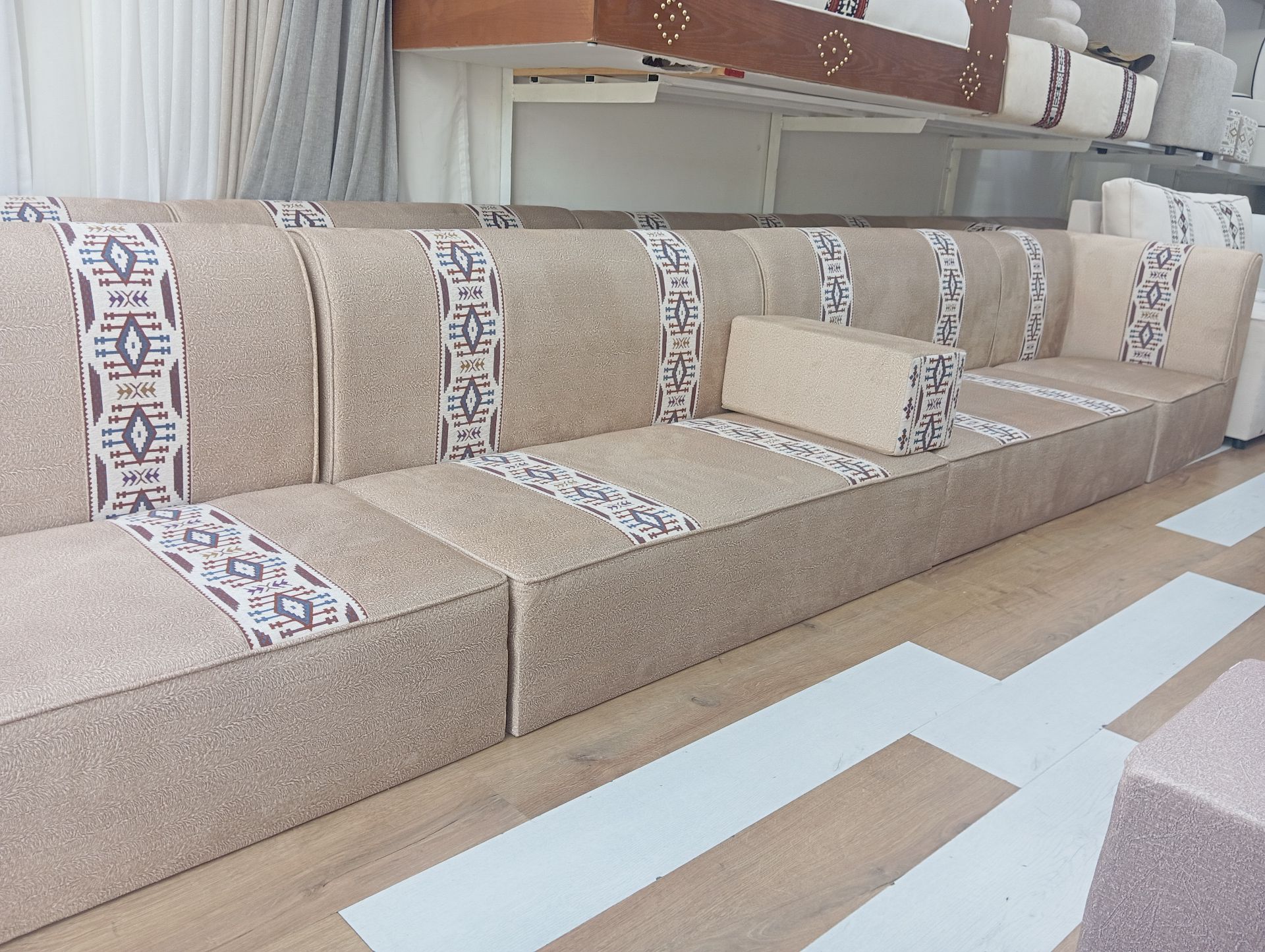Majlis Sofa Set 10 metre only 2000 qar - Image 1