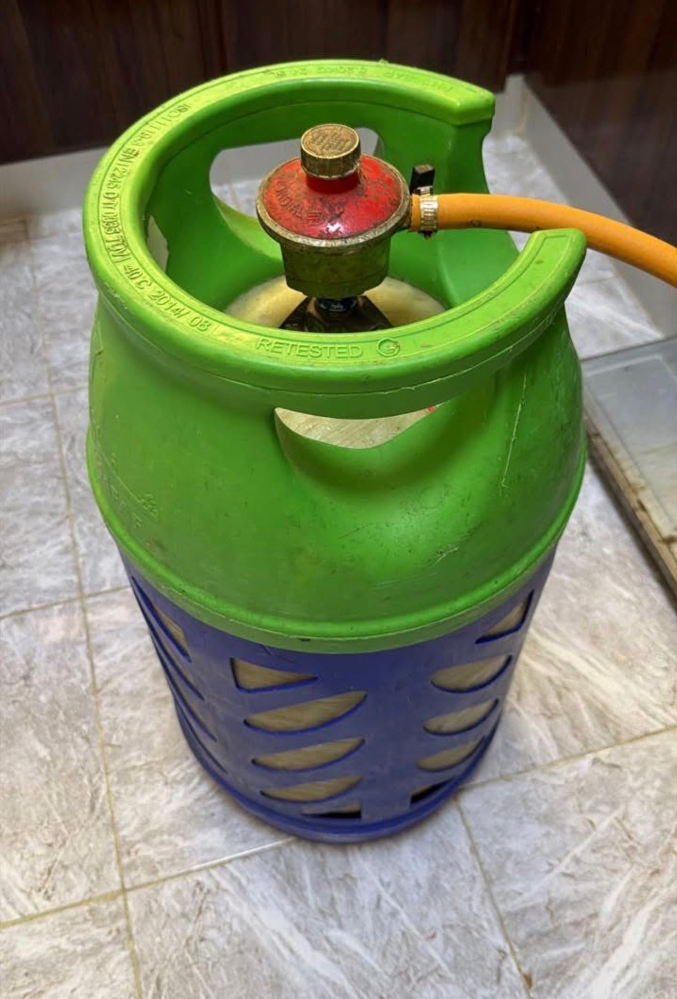Gas cylinder with regulator - Image 2