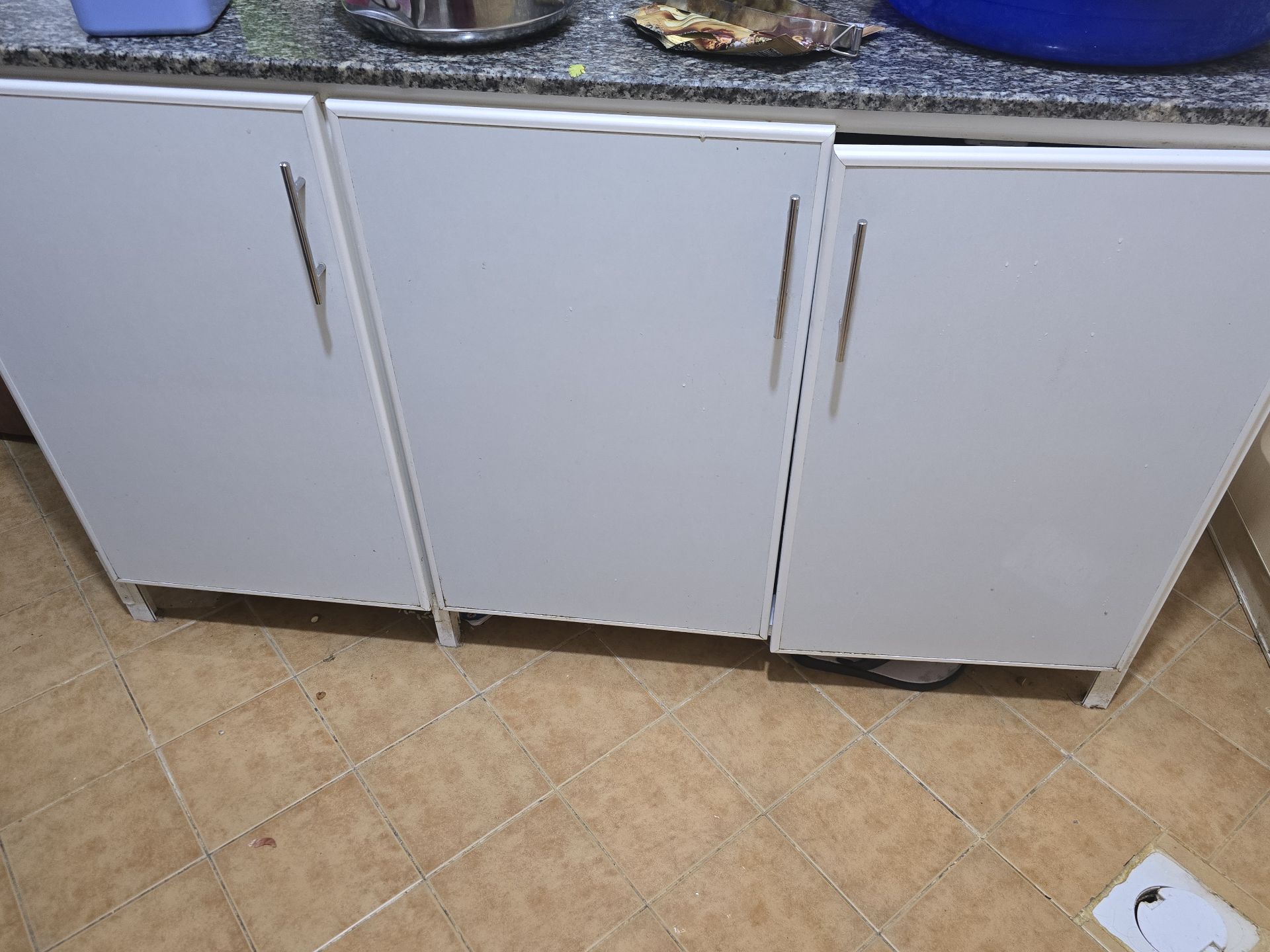 Good condition kitchen cabimet with 3 doors 300 QAR LAST PRICE WITH GRANITE TOP - Image 3