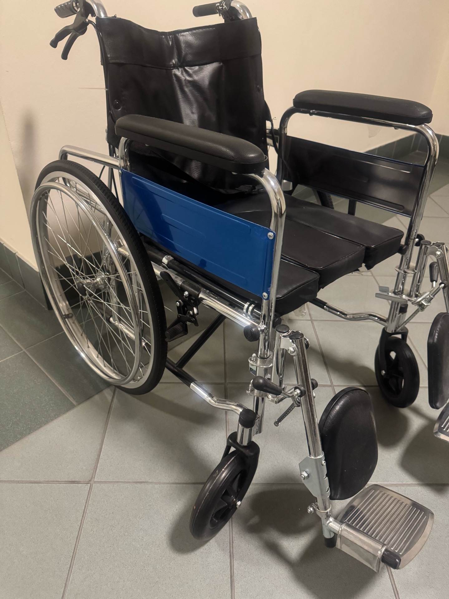 Medical wheelchair  - Image 7