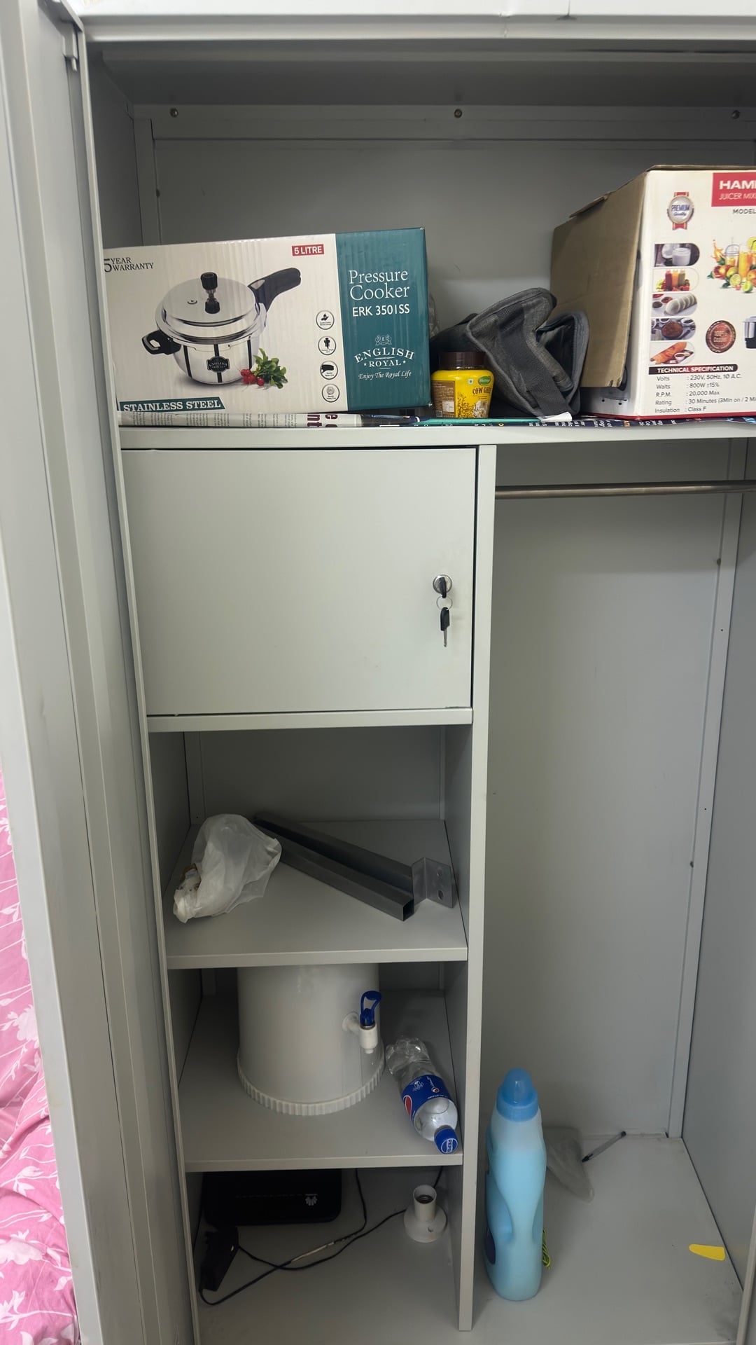 Urgent sales - Steel cupboard - Image 1