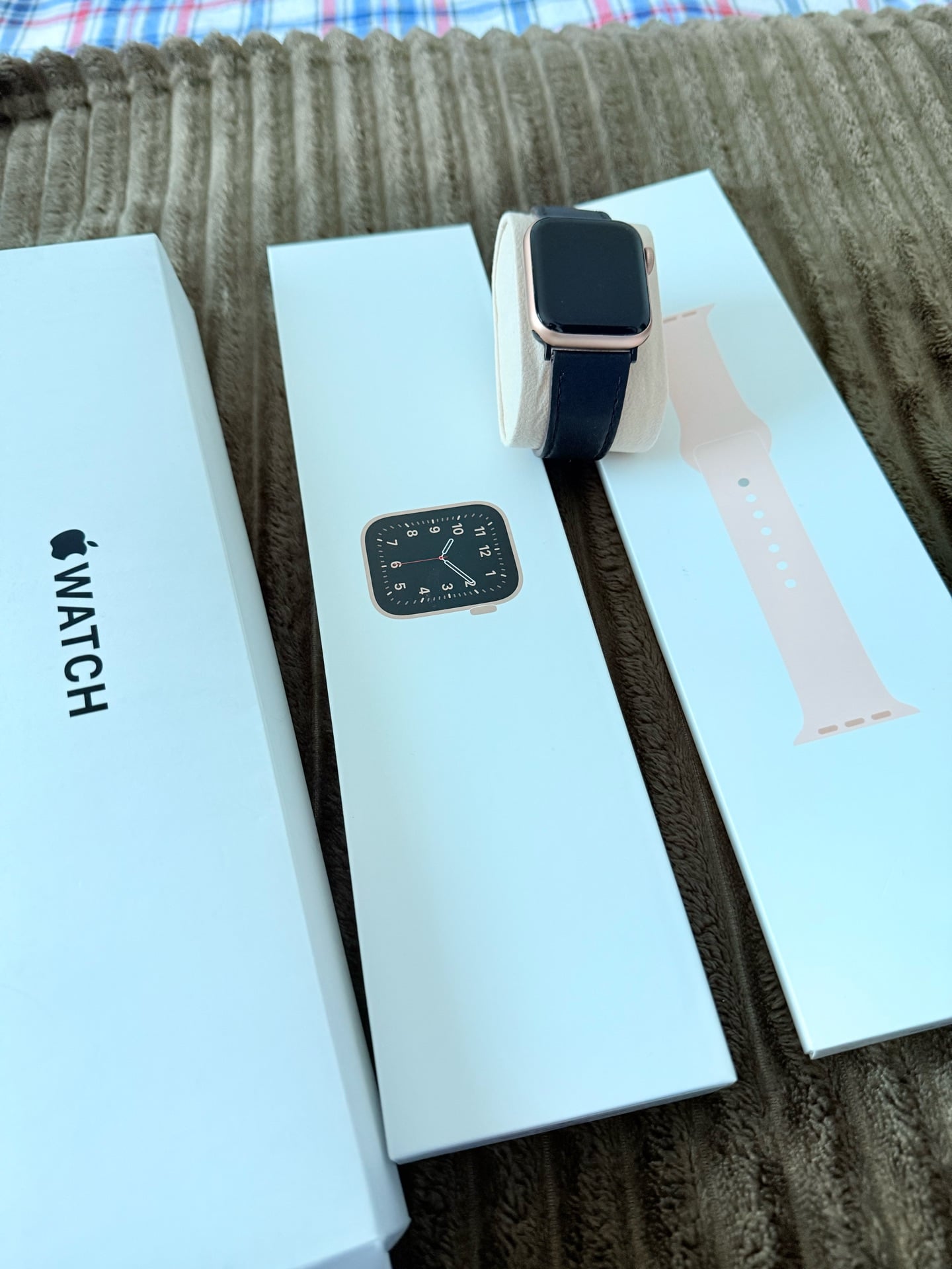 Apple Watch SE 40mm GPS Gold Aluminum Case - Image 3