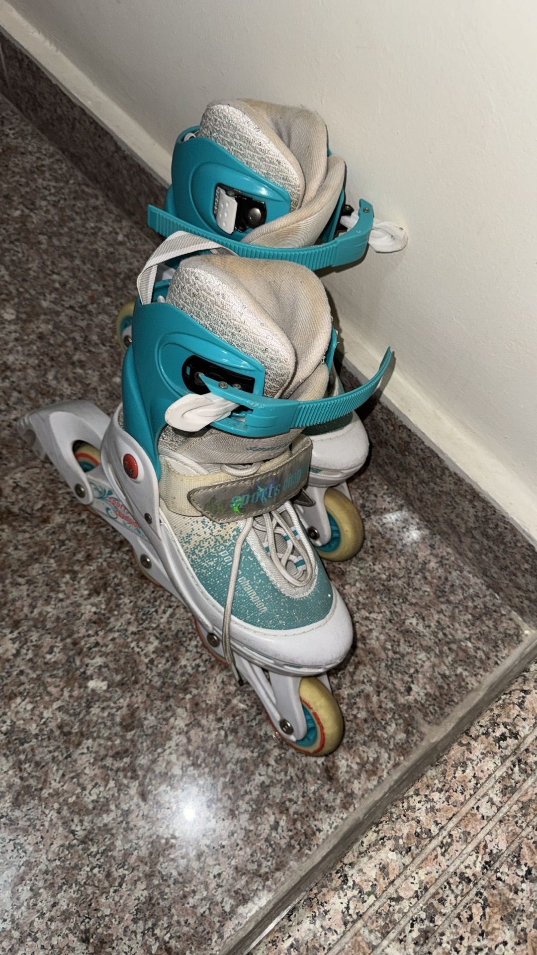 Skate shoes with helmet and accessory - Image 5