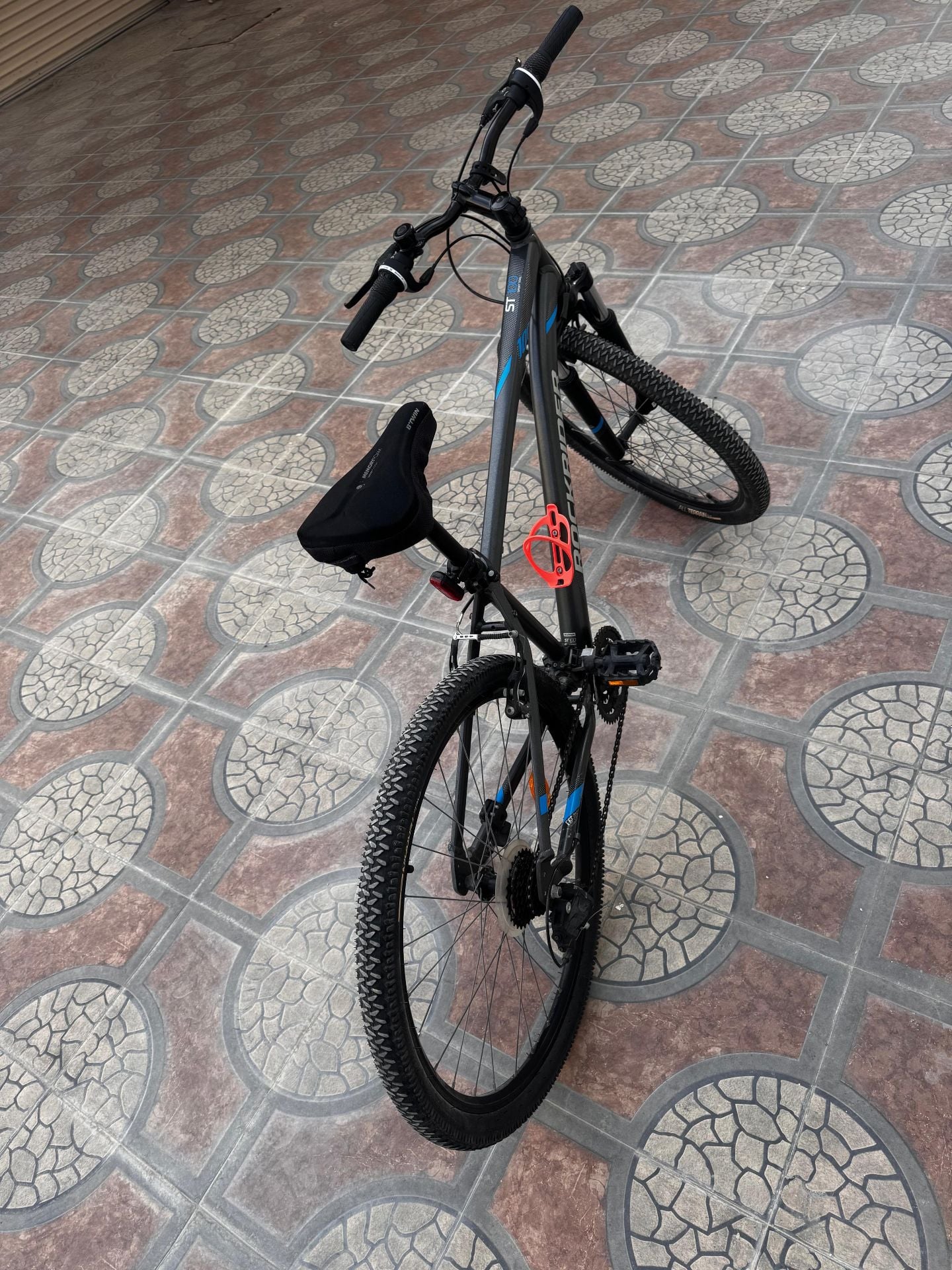 Mountain bike with accessories  - Image 3