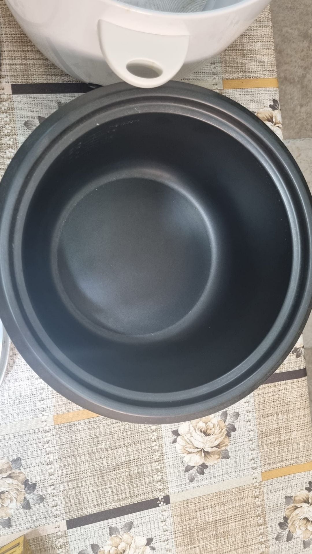Geepas 2.8 liter rice cooker in good condition - Image 4