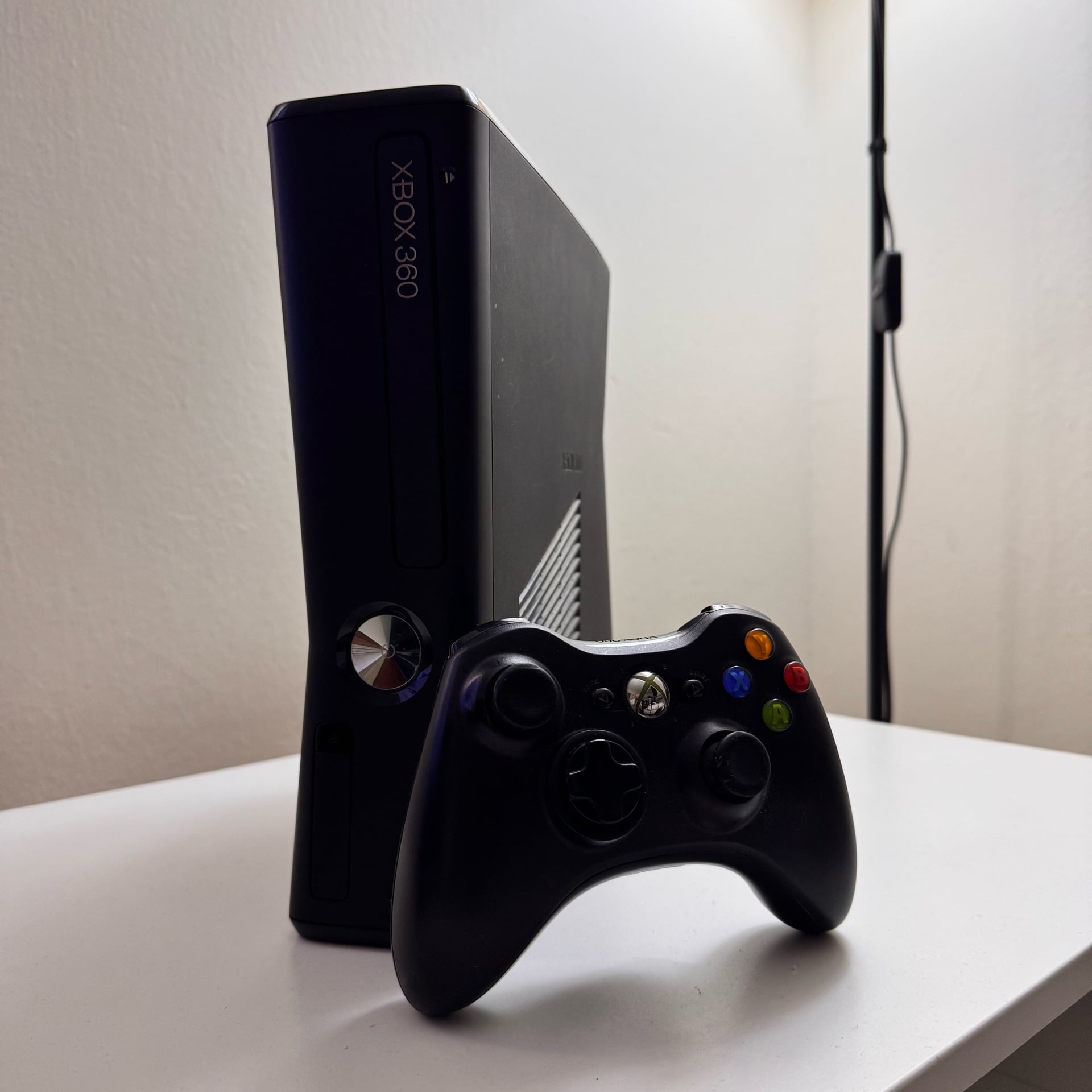 XBOX360 with 3 games - Image 1