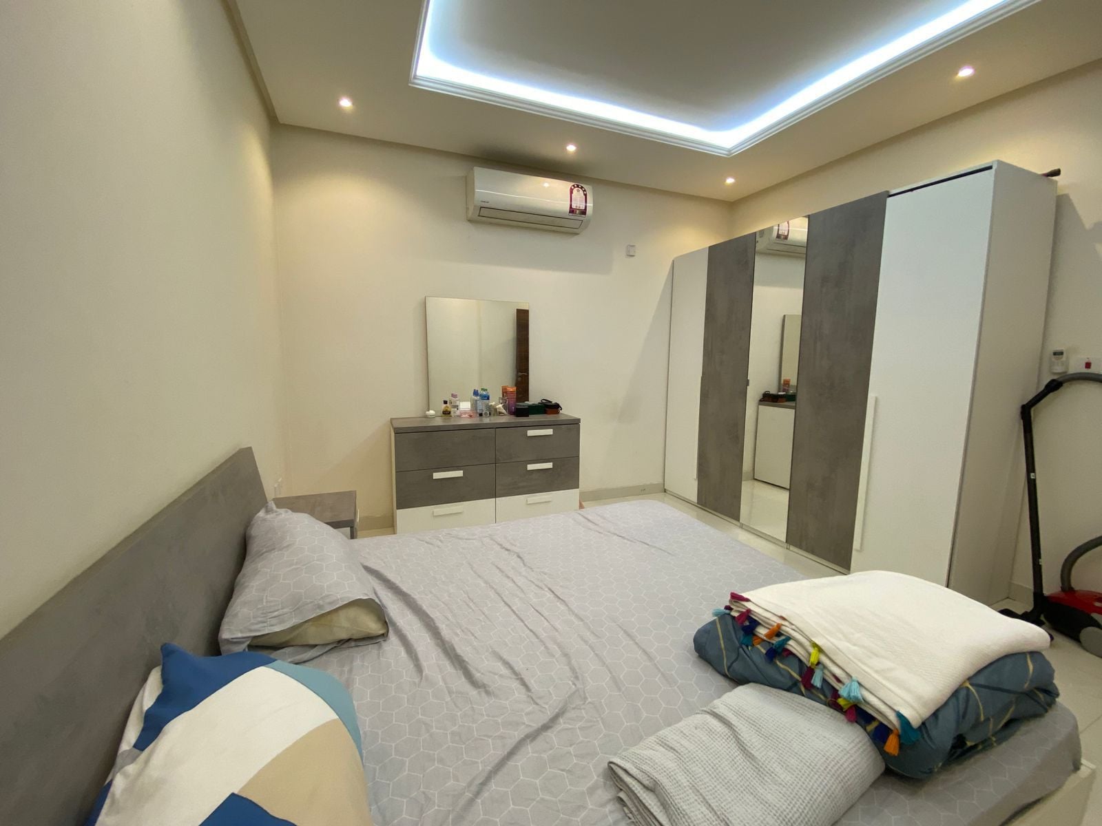 Master Bedroom - Home Center - Image 3