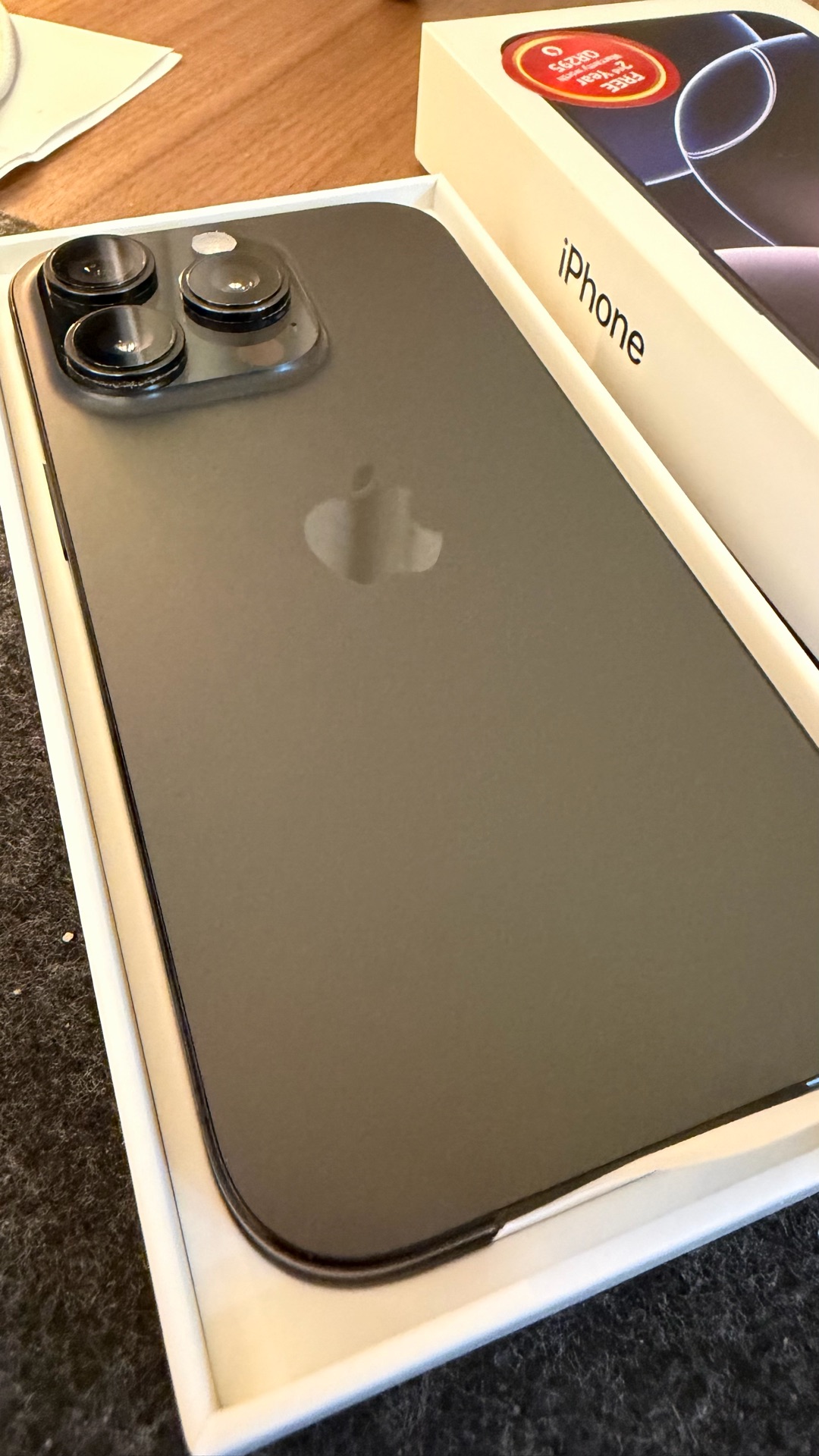 Iphone 16 pro + accessories  - Image 3
