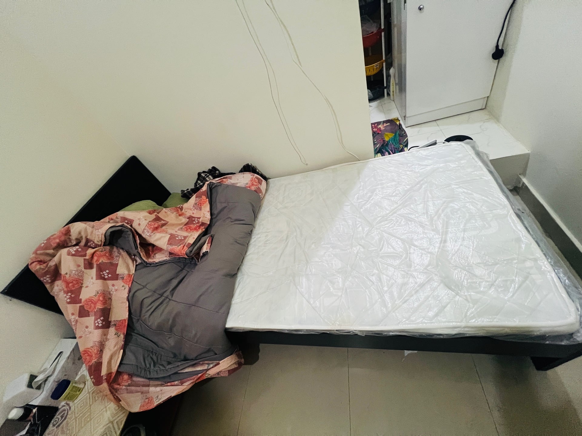 Single Wooden bed with matress - Image 1