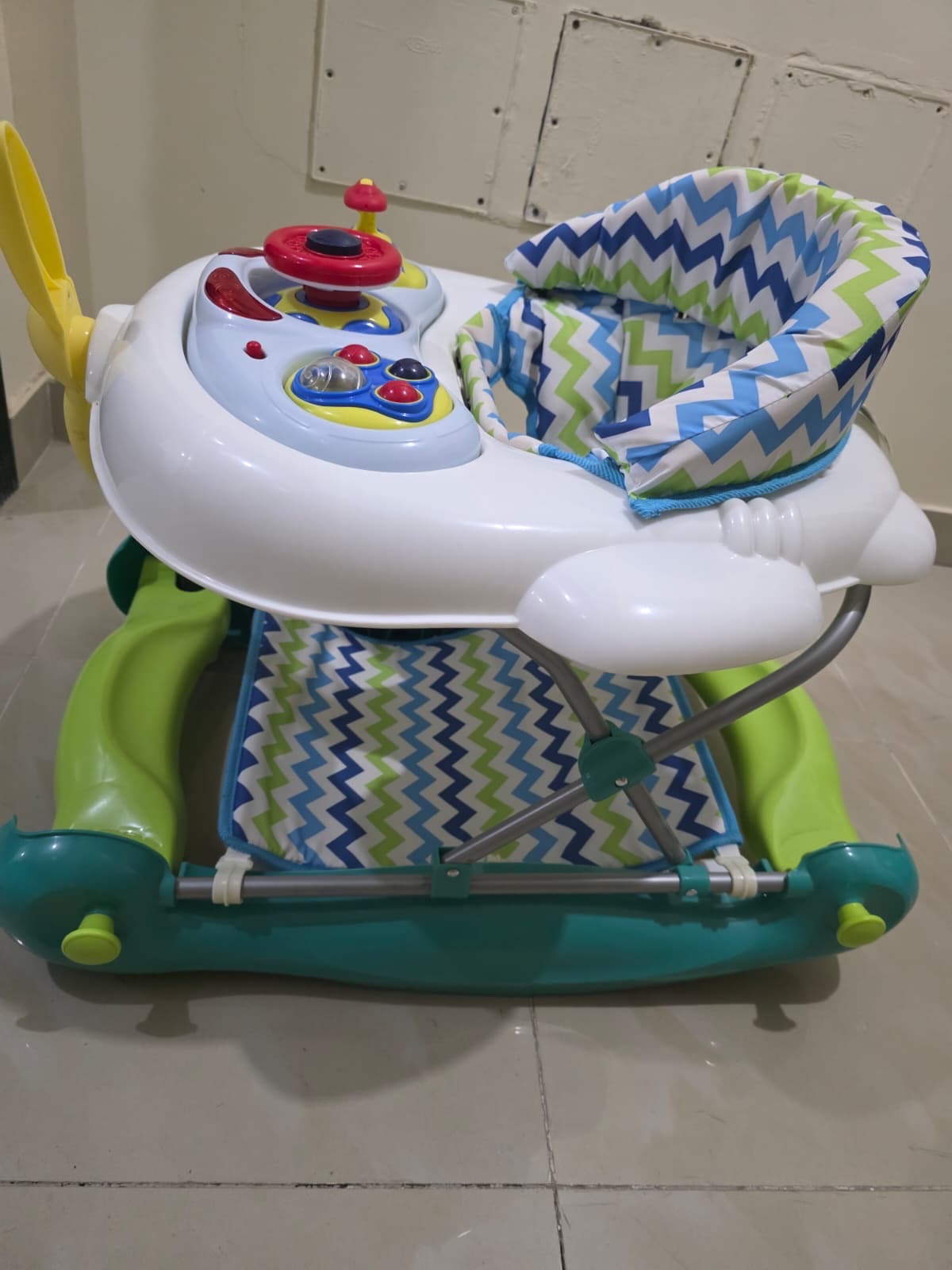 Walker juniors with music tray - Image 4