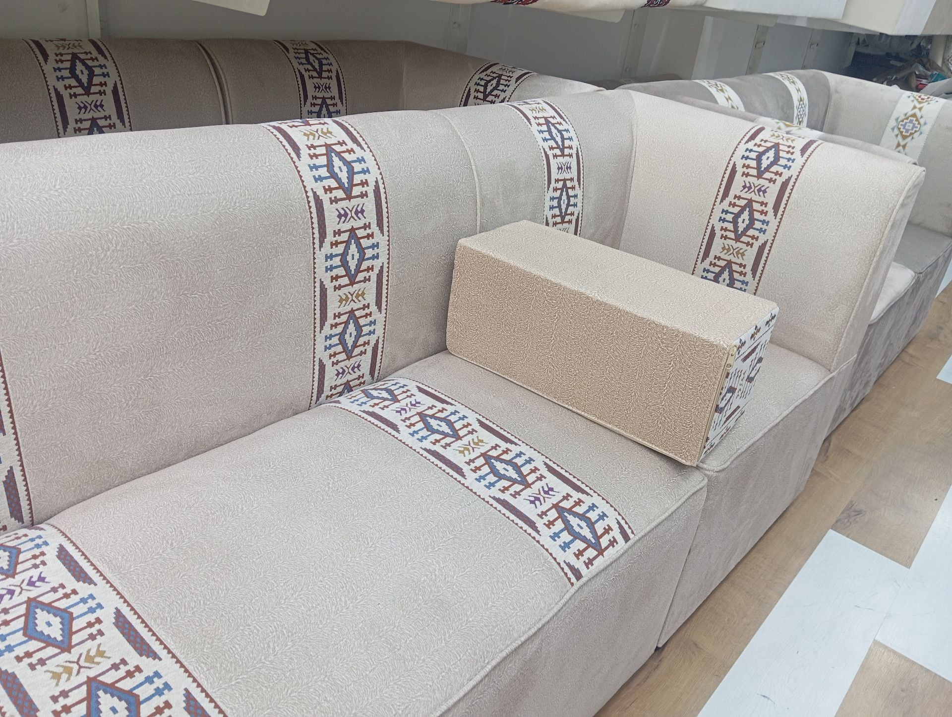 Majlis Sofa Set 10 metre only 2000 qar - Image 4