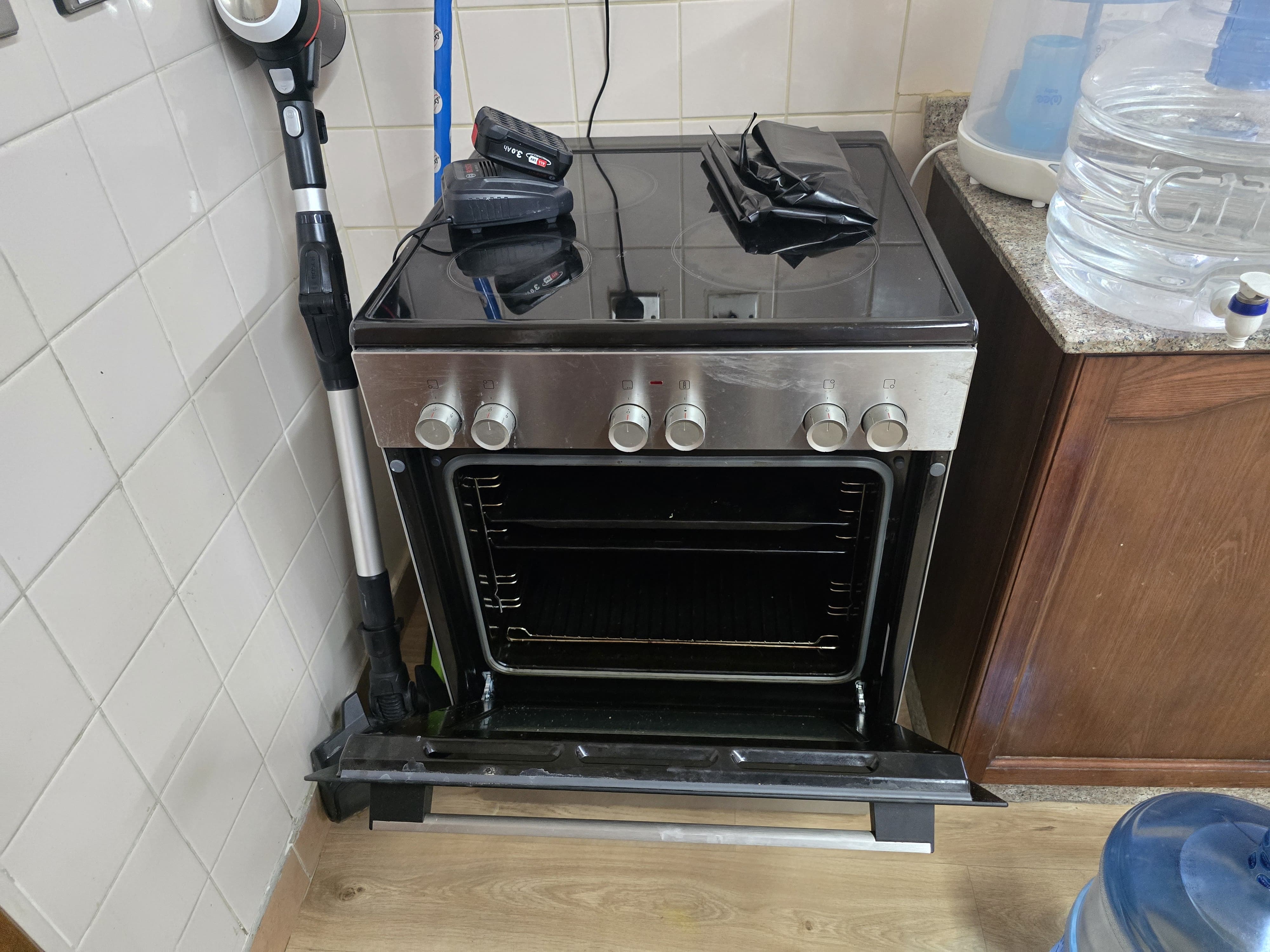 Used BOSCH Electric Cooking Range/Very Good Condition  - Image 4