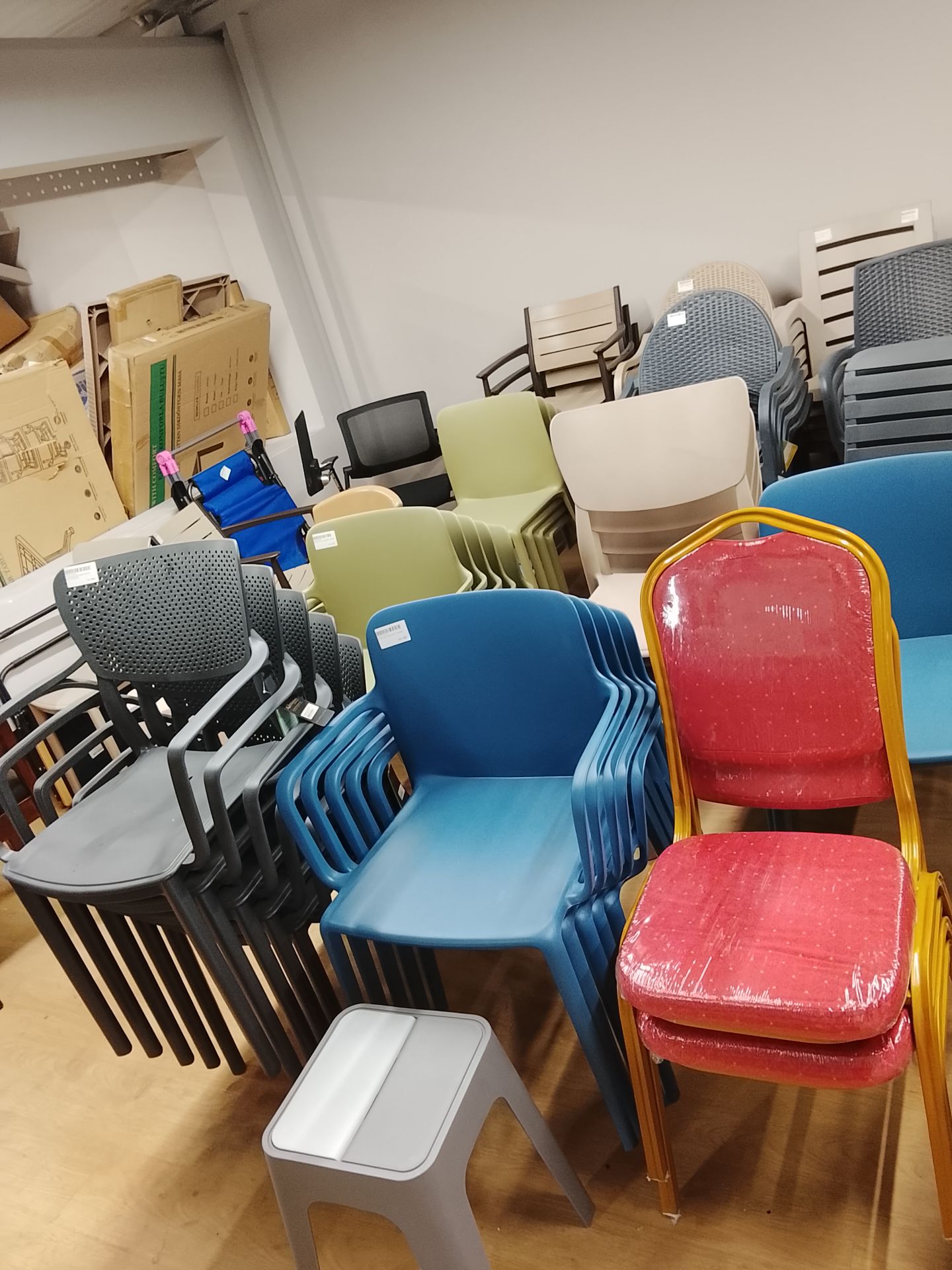 Table and chairs brand new  - Image 10