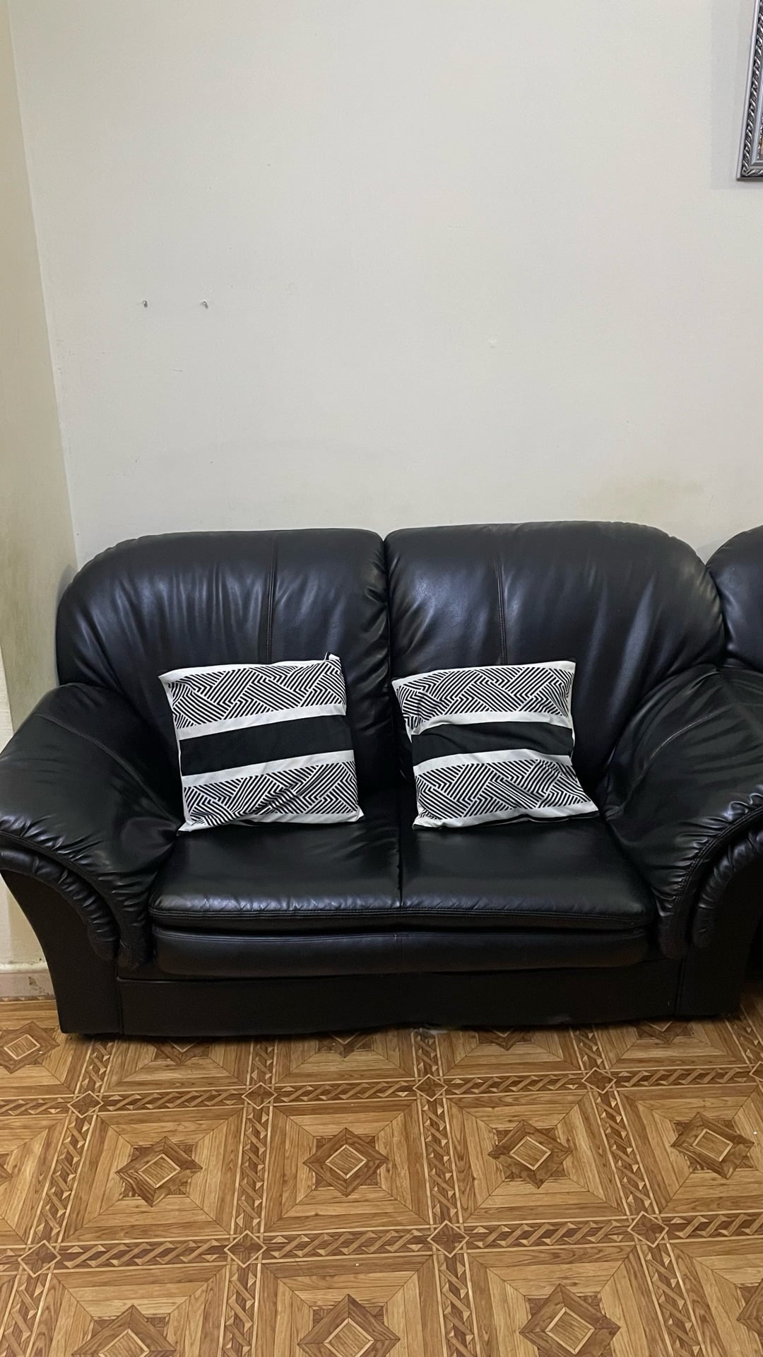 4 sofas and a coffee table - Image 1