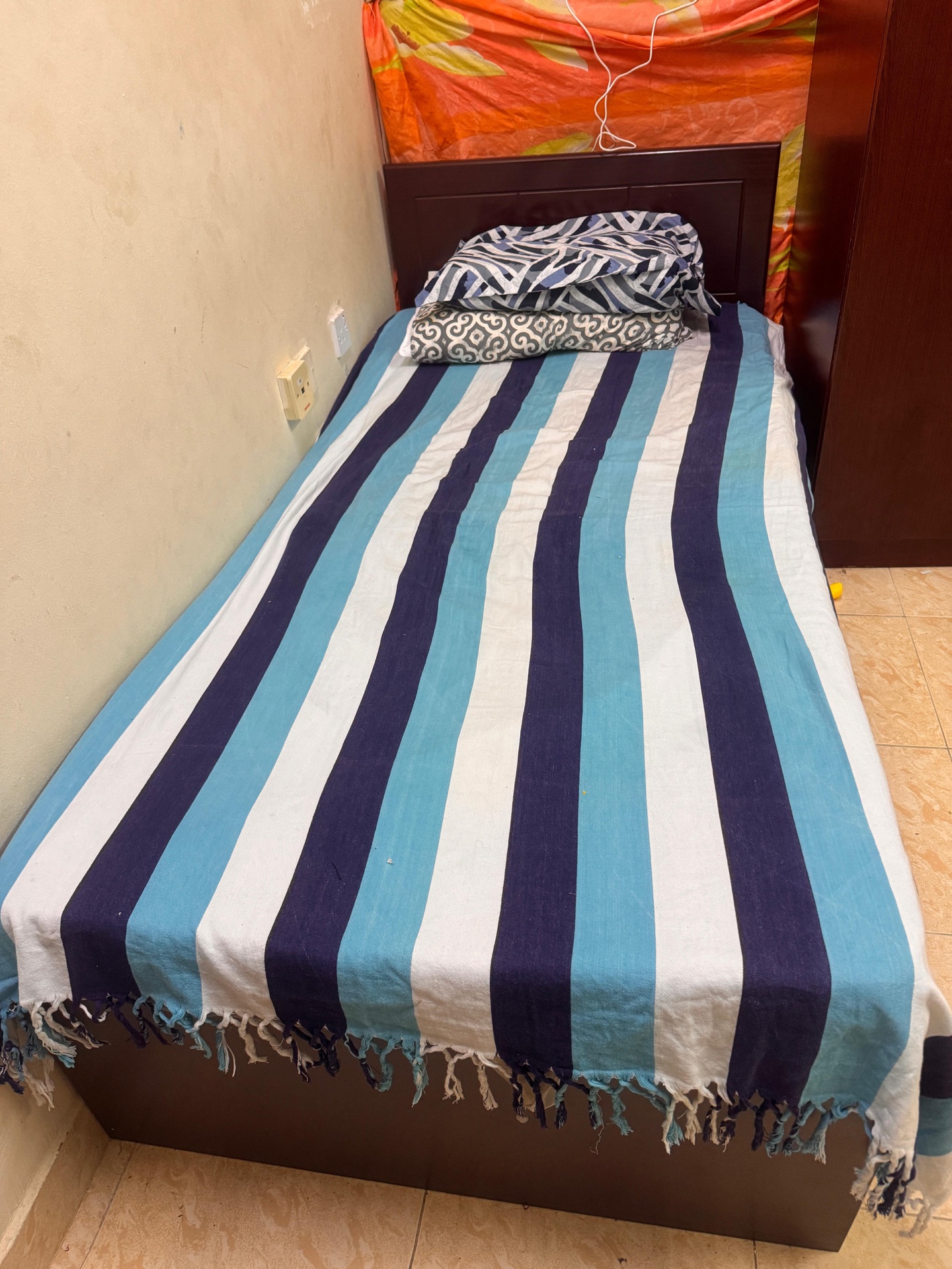 Used cot and dinning table with chairs for sale - Image 2