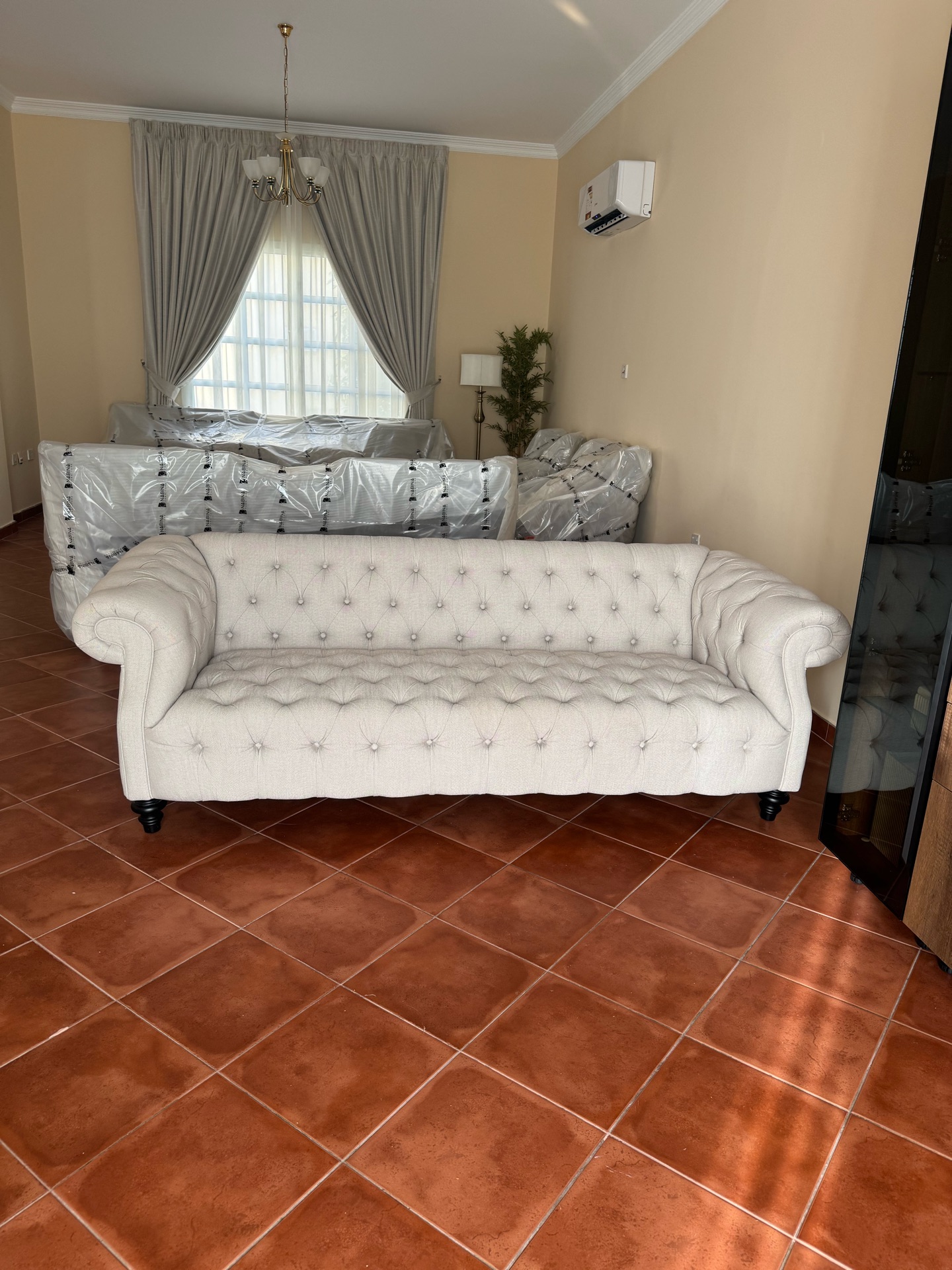 Home center 4 seater sofa  - Image 2