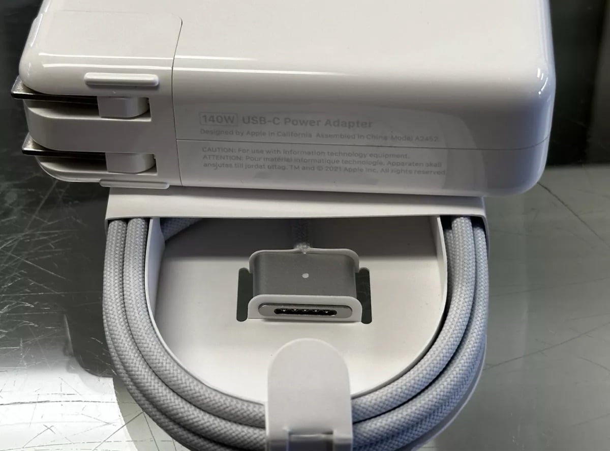 New MacBook 140 watt adapter - Image 3