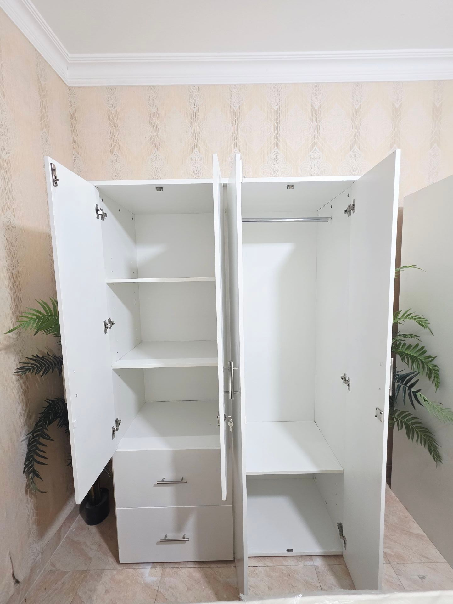 4 Door cabinet  - Image 3