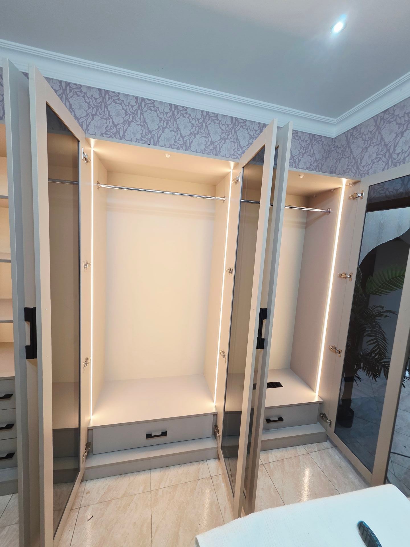 7 Door cabinet like new  - Image 8