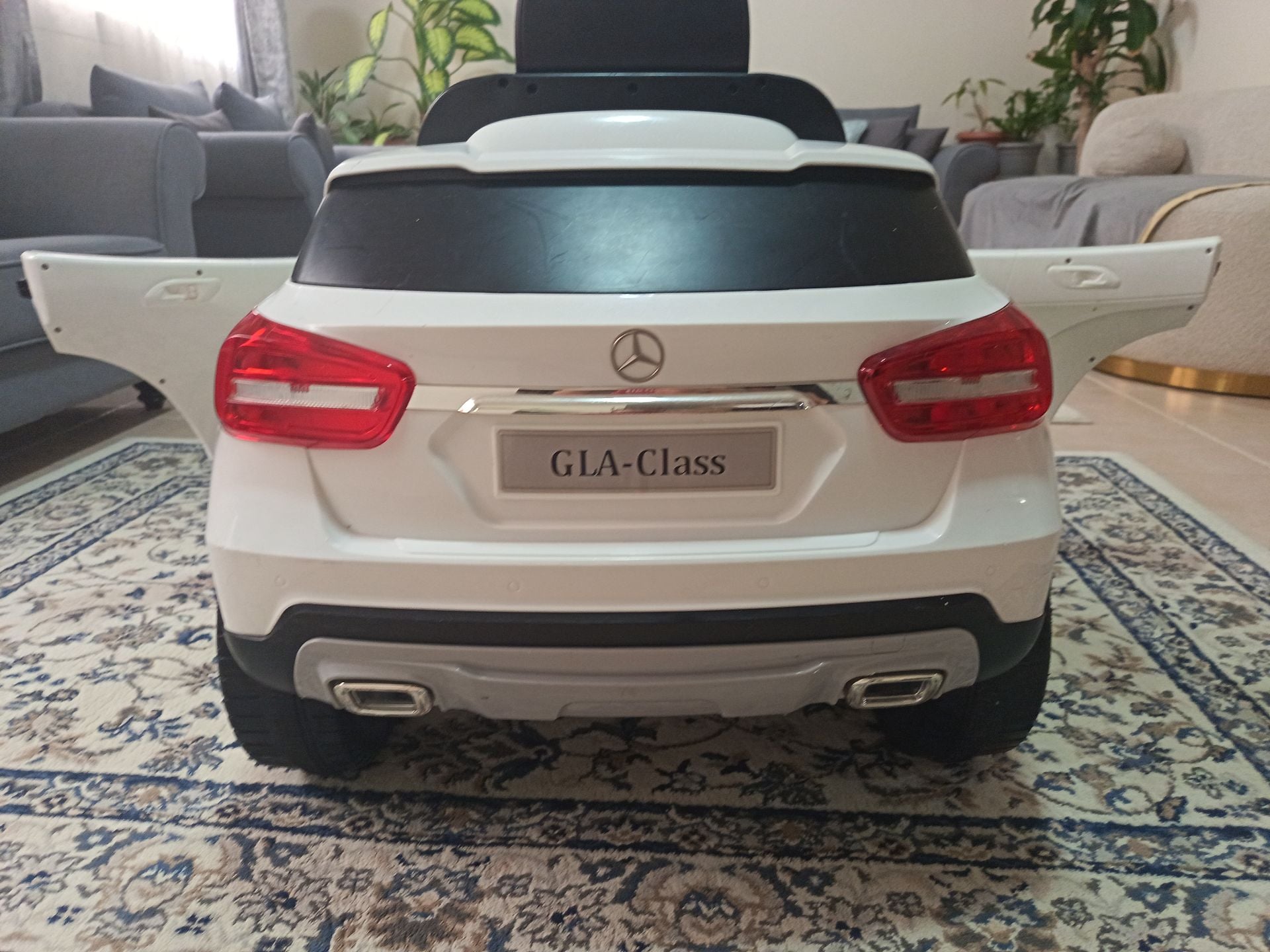 White Mercedes Benz GLA-Class  - Image 4