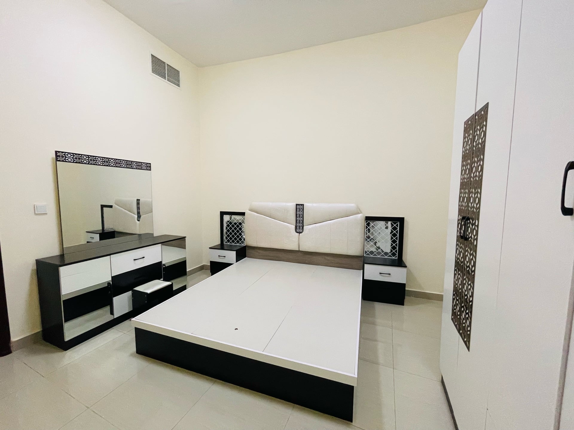 Bedroom set ( 1 Bed, 2 side table , 1 mirror table, 3 door cabinet)  - Image 3