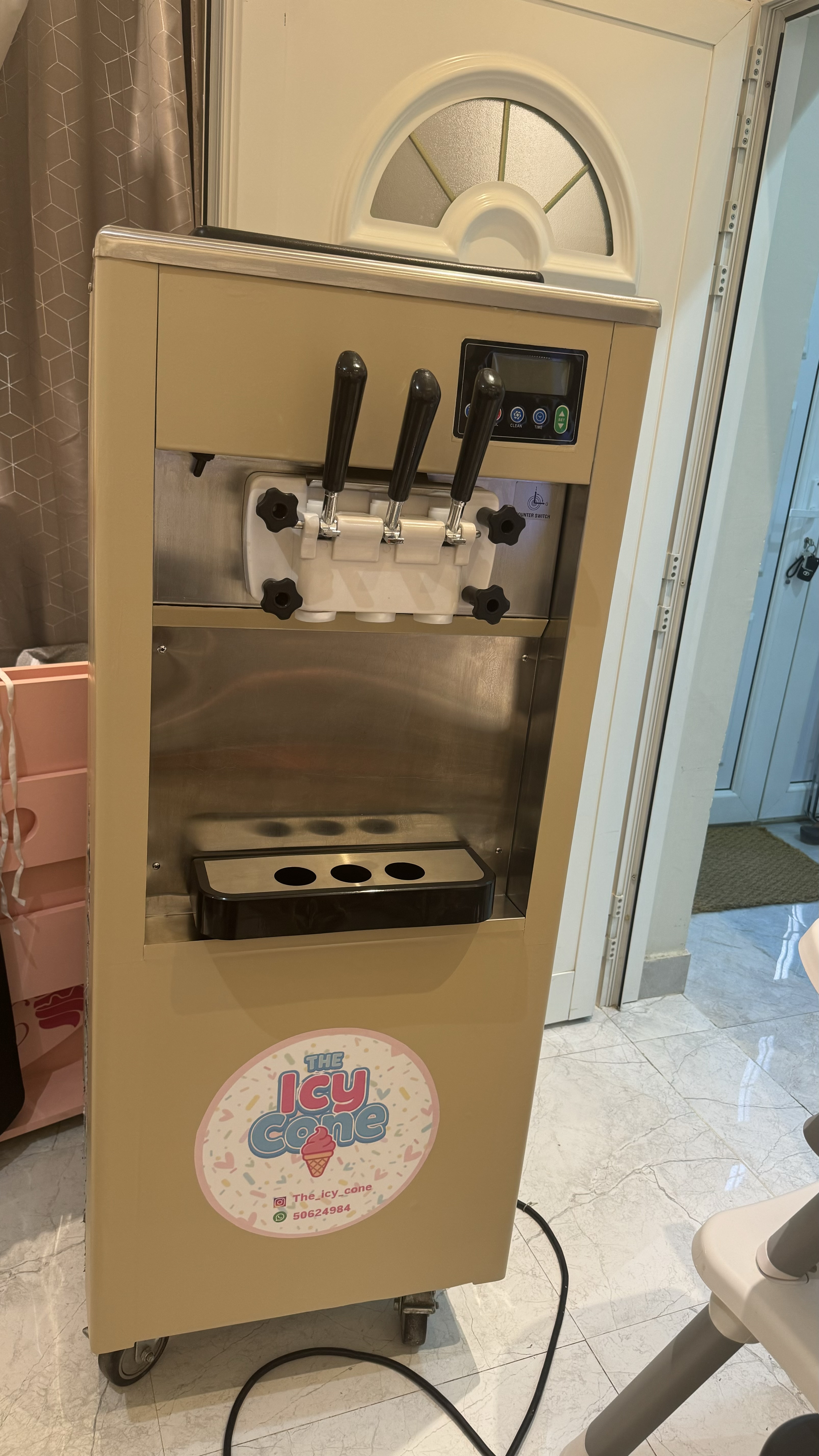 Ice cream machine  - Image 4