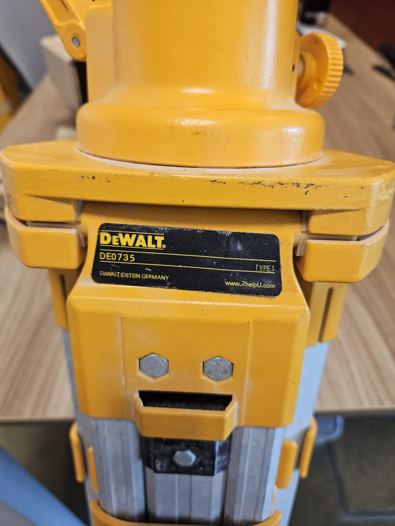 Dewalt De0735 Elevator Construction Tripod - Image 2