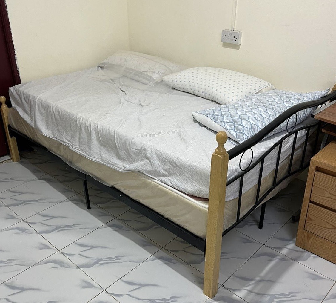 Queen size bed & mattress  - Image 2